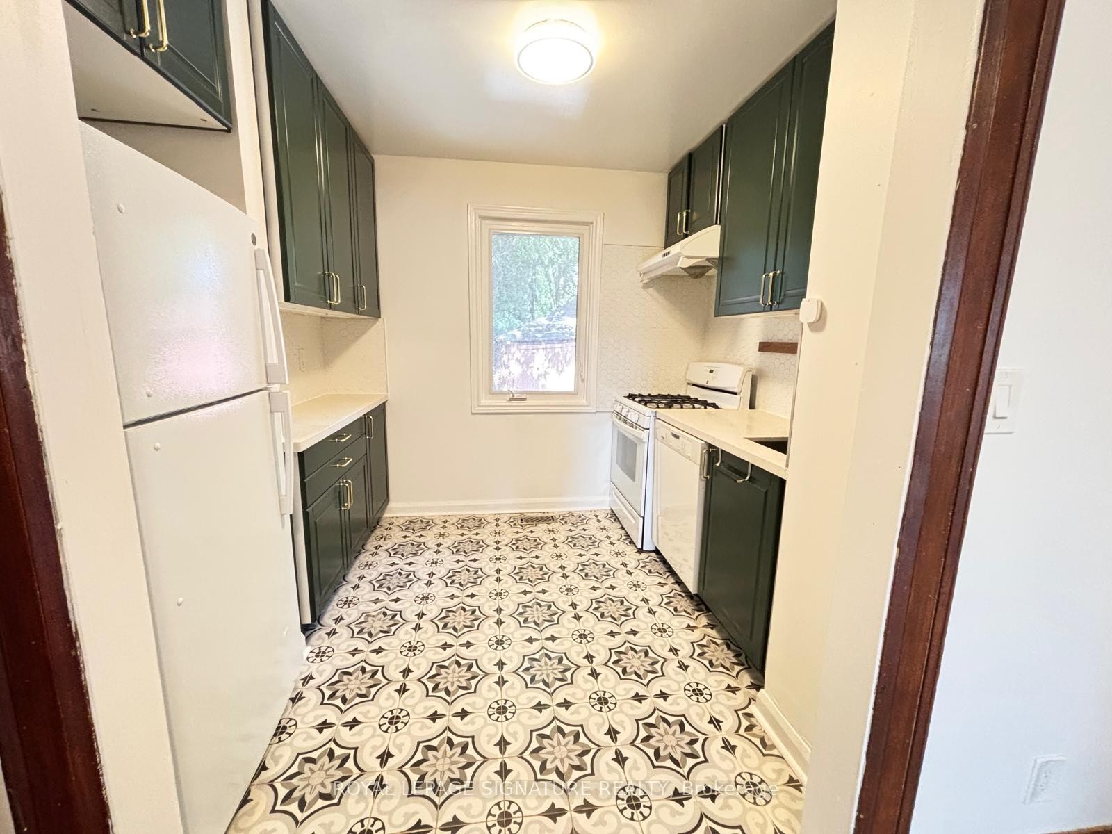 









524


Eglinton

Avenue East,
Toronto,




ON
M4P 1N6


