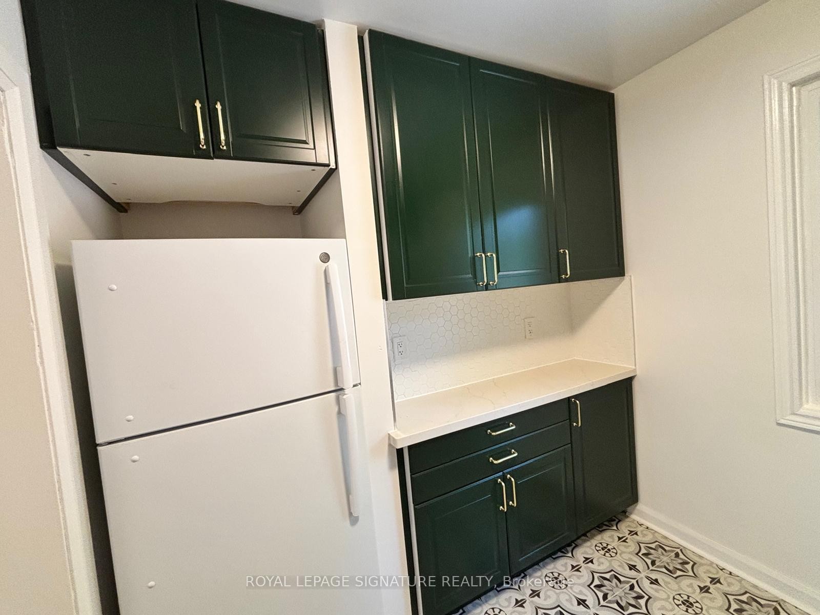 









524


Eglinton

Avenue East,
Toronto,




ON
M4P 1N6

