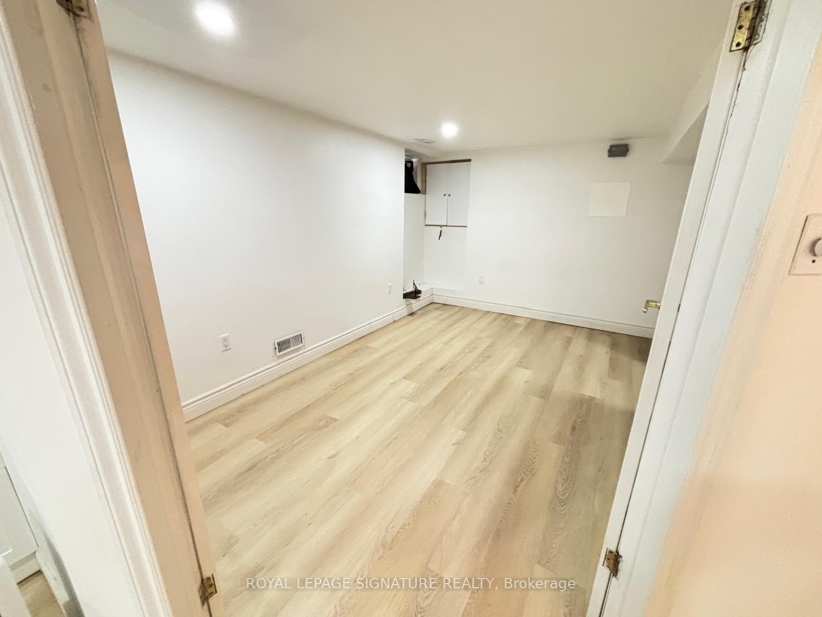 









524


Eglinton

Avenue East,
Toronto,




ON
M4P 1N6

