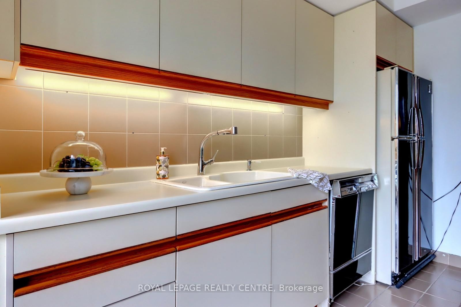 









480


Queens Quay W

N/A, 401W,
Toronto,




ON
M5V 2Y5

