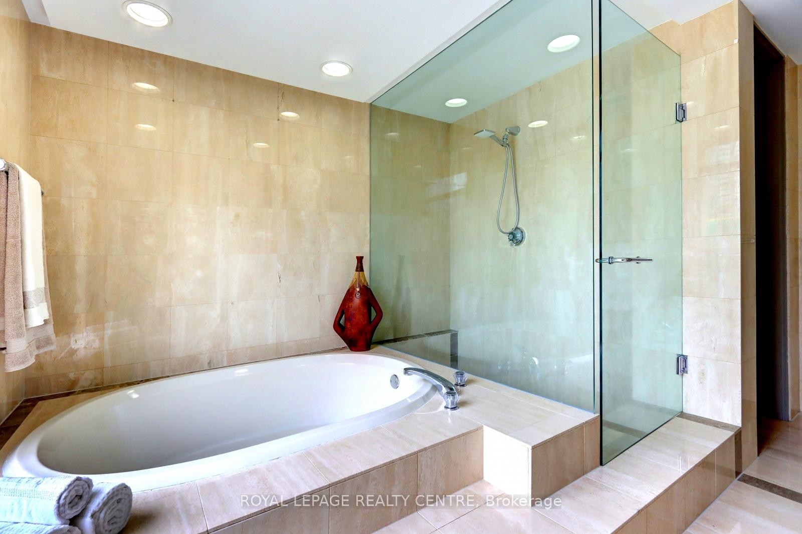 









480


Queens Quay W

N/A, 401W,
Toronto,




ON
M5V 2Y5

