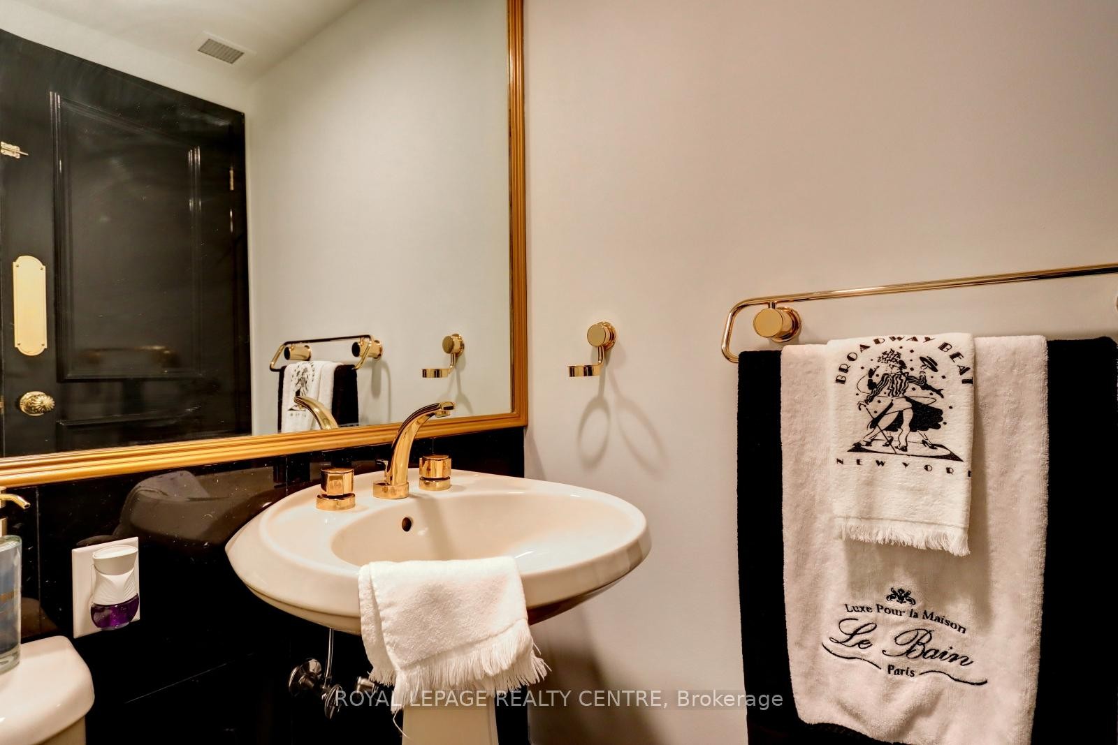 









480


Queens Quay W

N/A, 401W,
Toronto,




ON
M5V 2Y5


