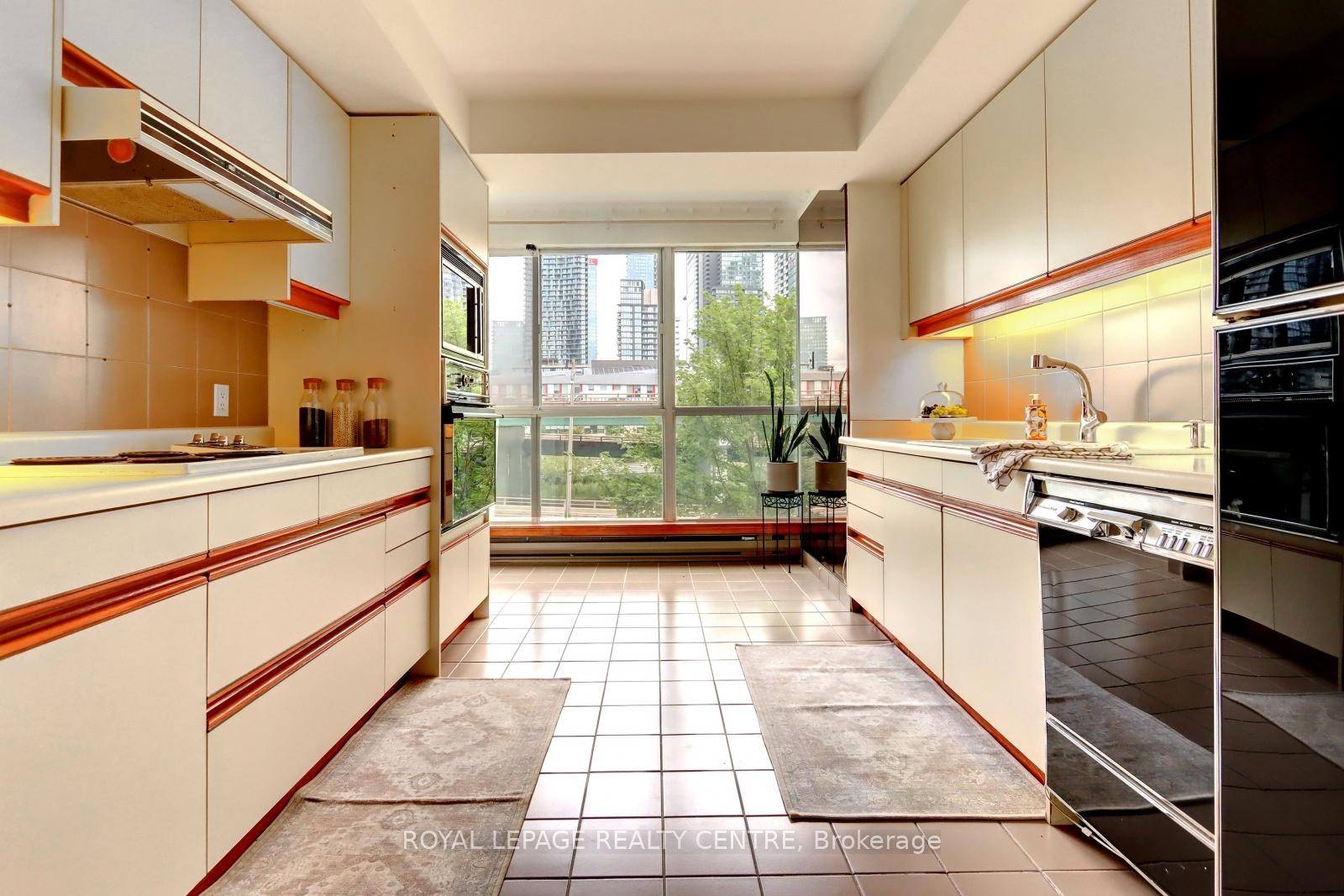 









480


Queens Quay W

N/A, 401W,
Toronto,




ON
M5V 2Y5

