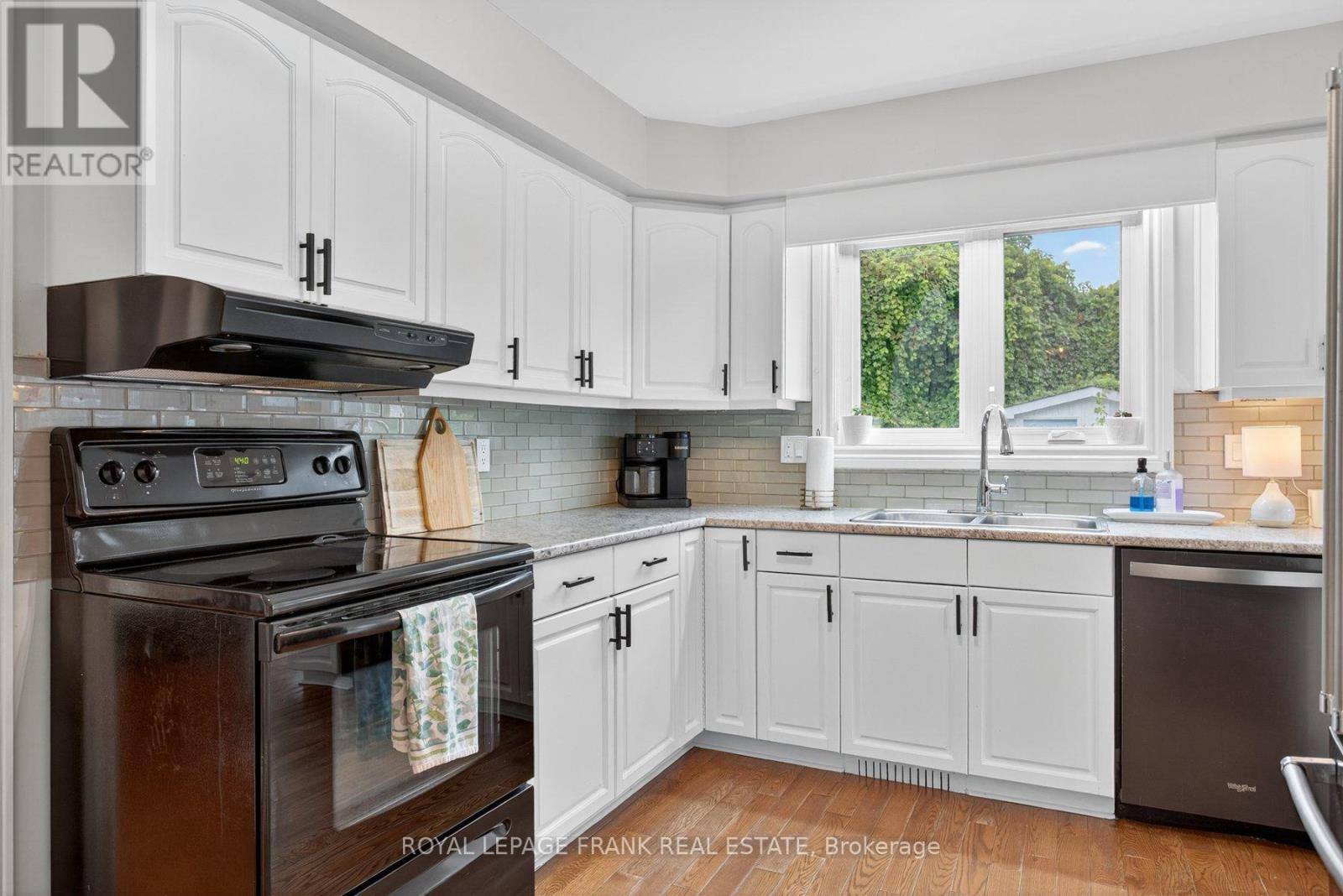 












1805 PARKWOOD CIRCLE

,
Peterborough (Monaghan Ward 2),




Ontario
K9J8C3


