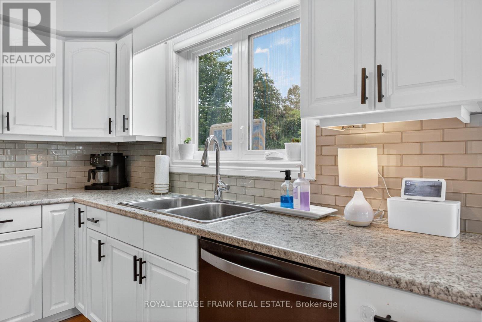 












1805 PARKWOOD CIRCLE

,
Peterborough (Monaghan Ward 2),




Ontario
K9J8C3

