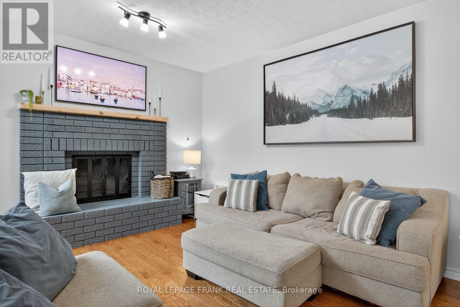 












1805 PARKWOOD CIRCLE

,
Peterborough (Monaghan Ward 2),




Ontario
K9J8C3

