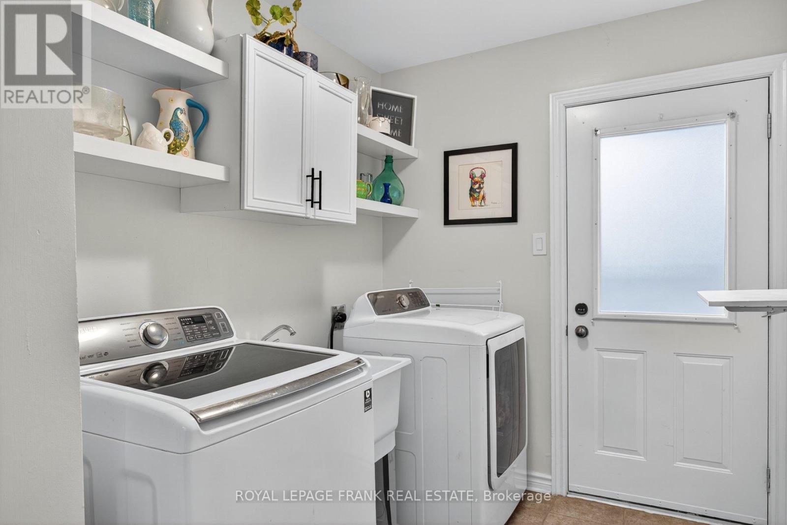 












1805 PARKWOOD CIRCLE

,
Peterborough (Monaghan Ward 2),




Ontario
K9J8C3

