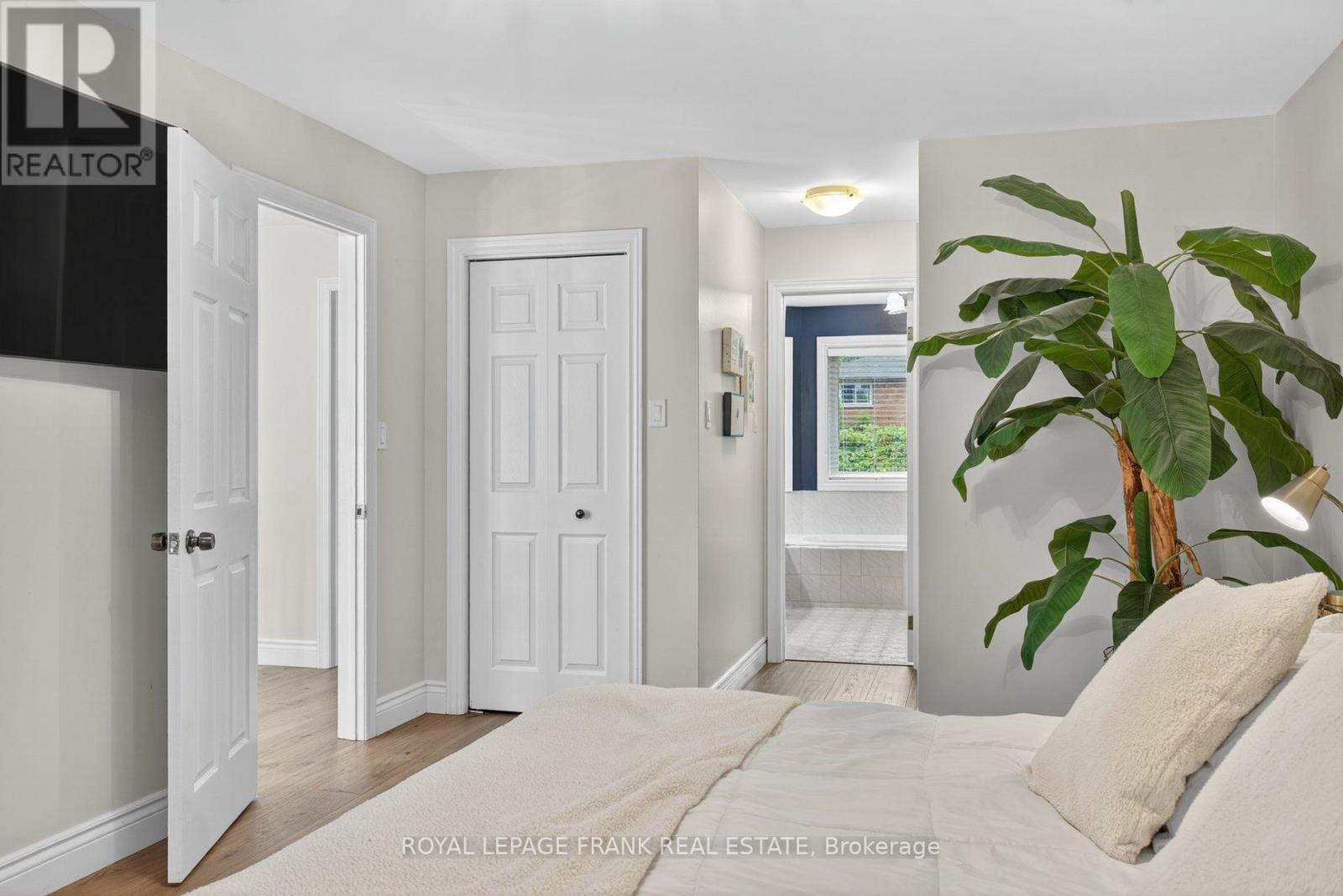 












1805 PARKWOOD CIRCLE

,
Peterborough (Monaghan Ward 2),




Ontario
K9J8C3

