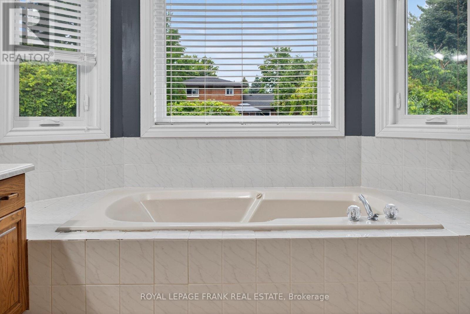 












1805 PARKWOOD CIRCLE

,
Peterborough (Monaghan Ward 2),




Ontario
K9J8C3

