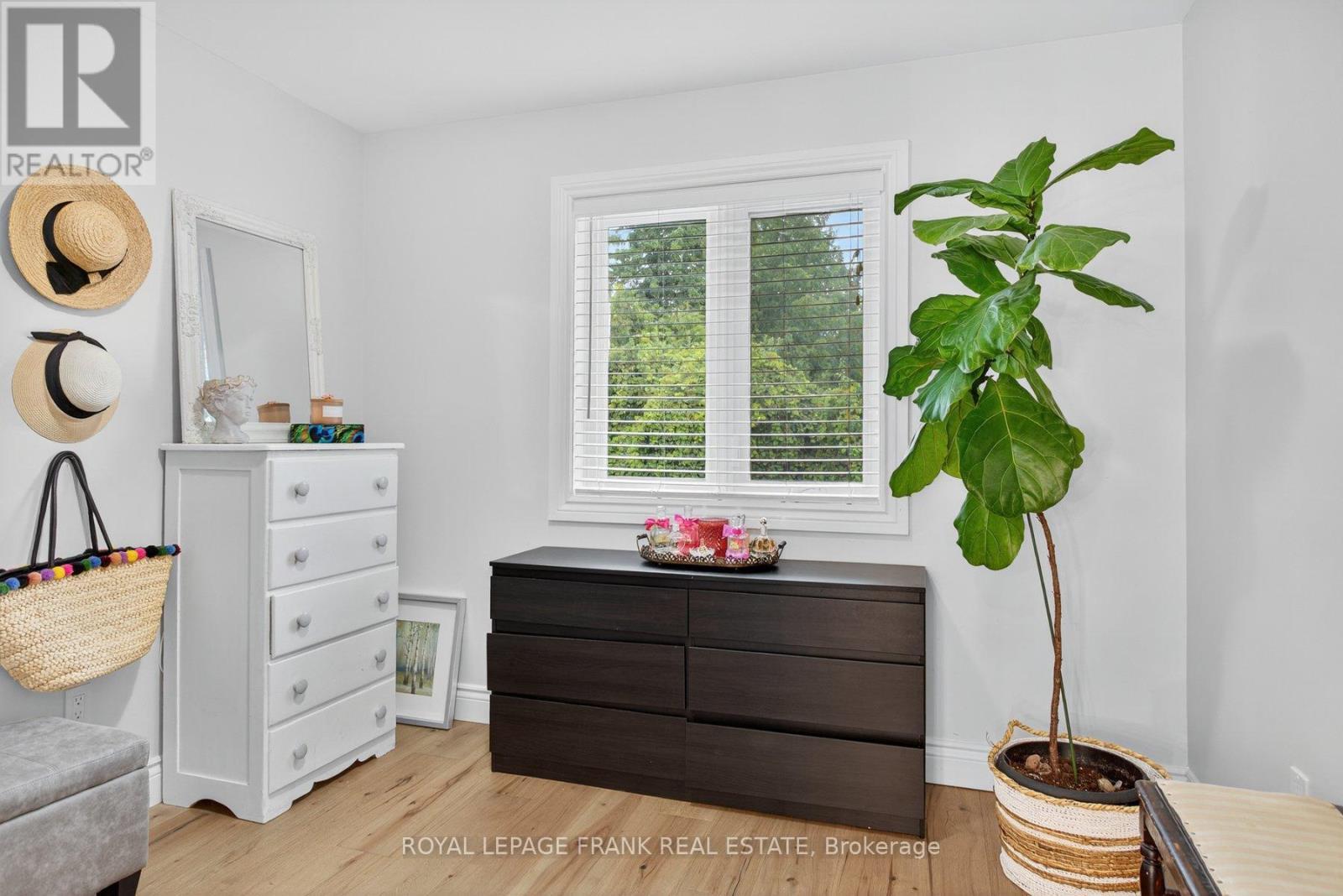 












1805 PARKWOOD CIRCLE

,
Peterborough (Monaghan Ward 2),




Ontario
K9J8C3

