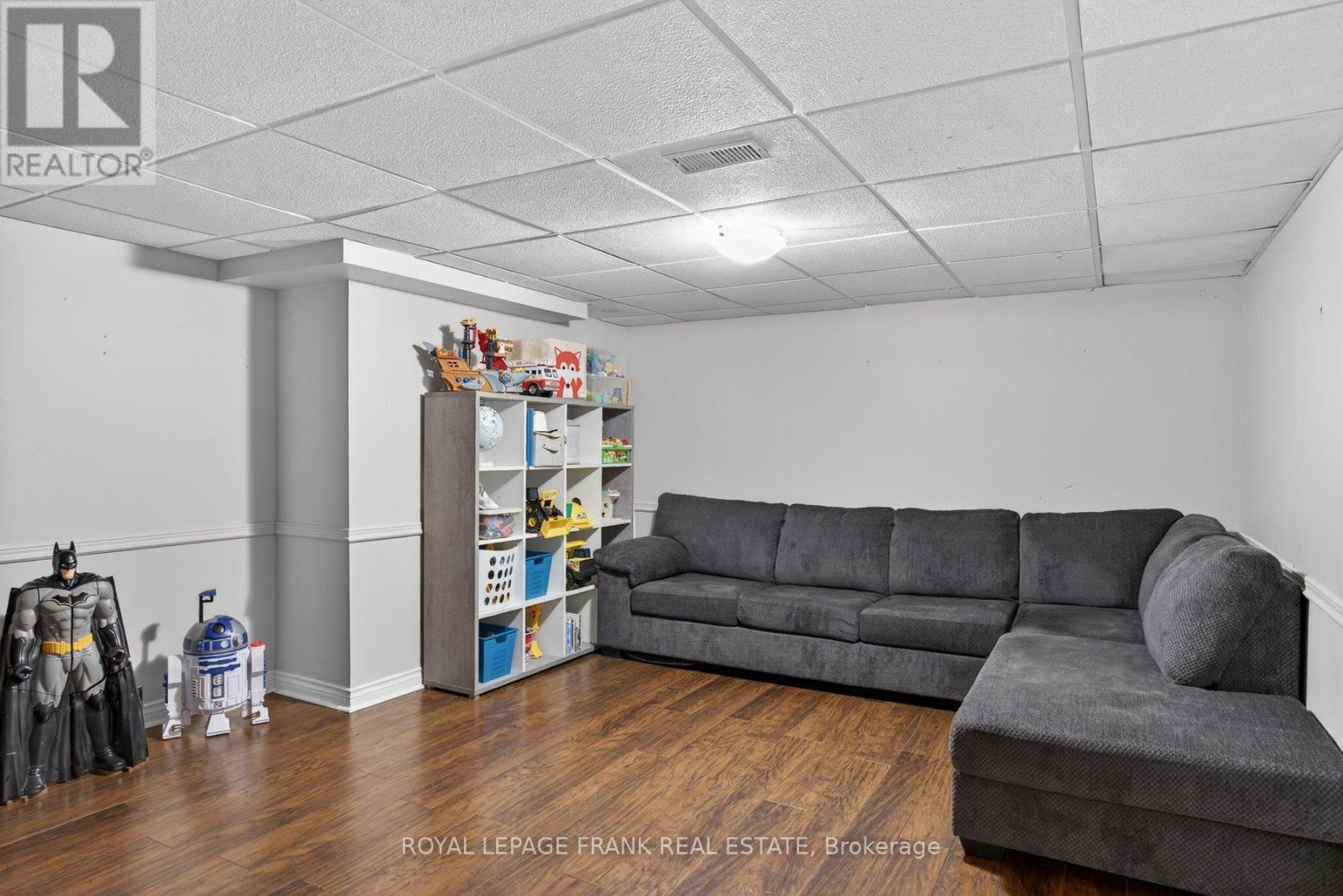 












1805 PARKWOOD CIRCLE

,
Peterborough (Monaghan Ward 2),




Ontario
K9J8C3

