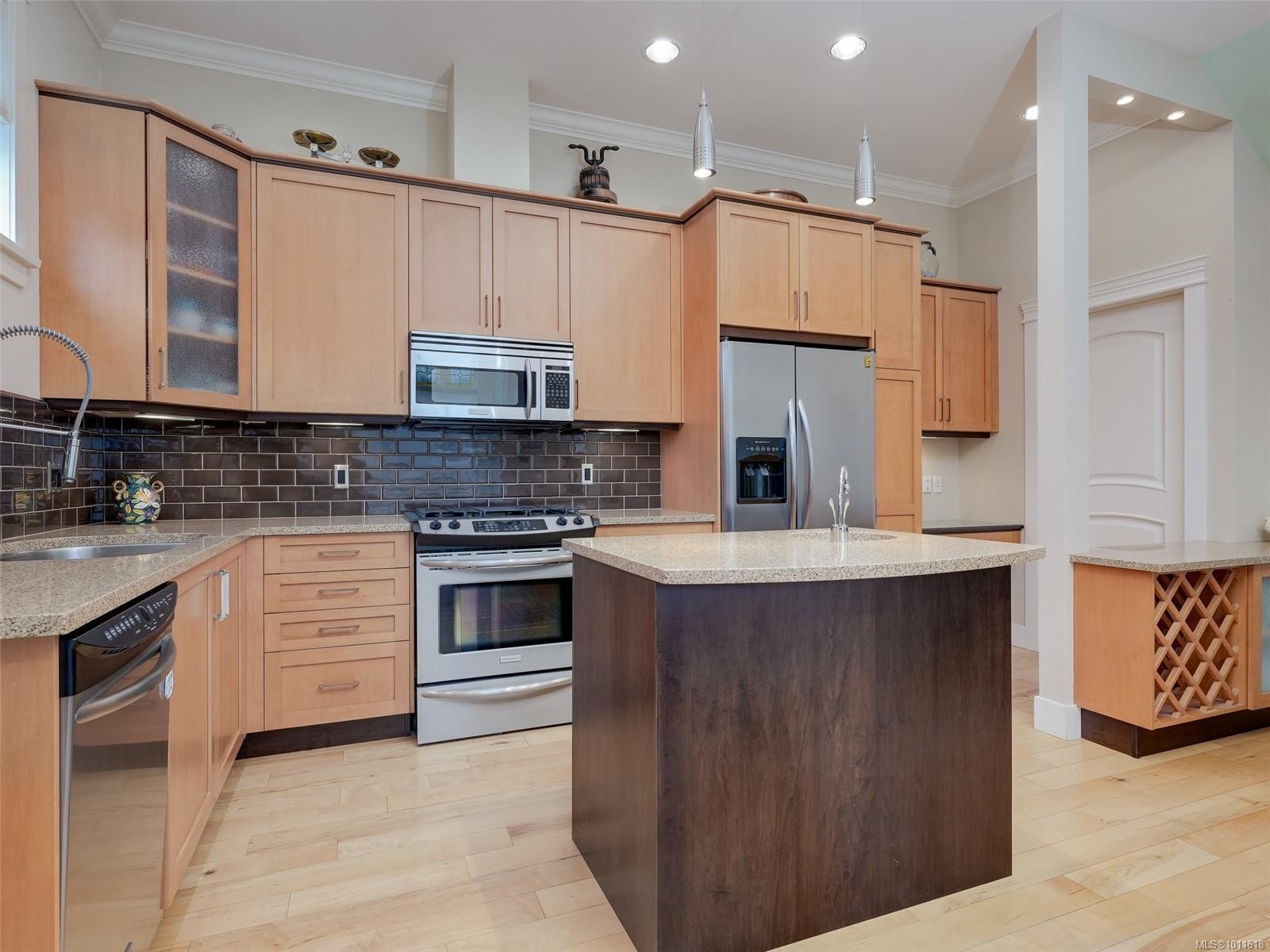 









209


Superior

St, 4,
Victoria,




BC
V8V 1T4

