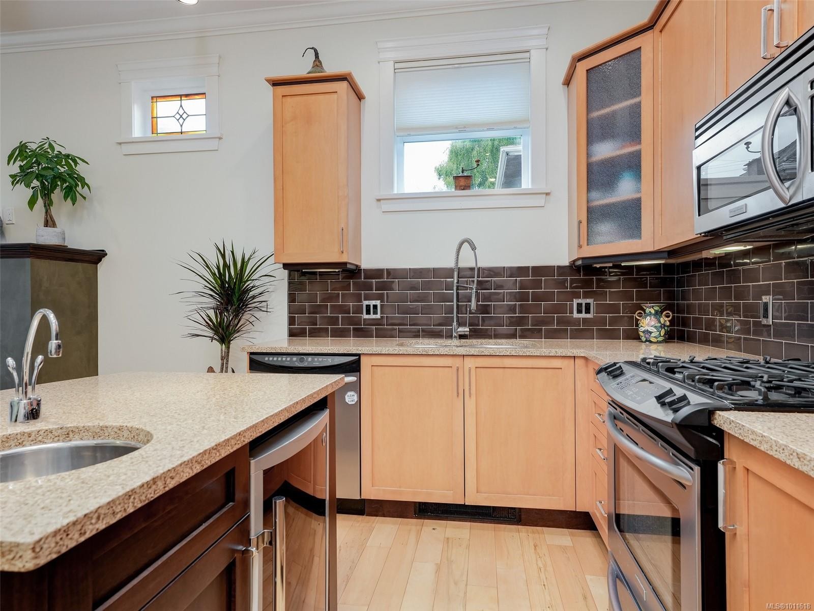 









209


Superior

St, 4,
Victoria,




BC
V8V 1T4

