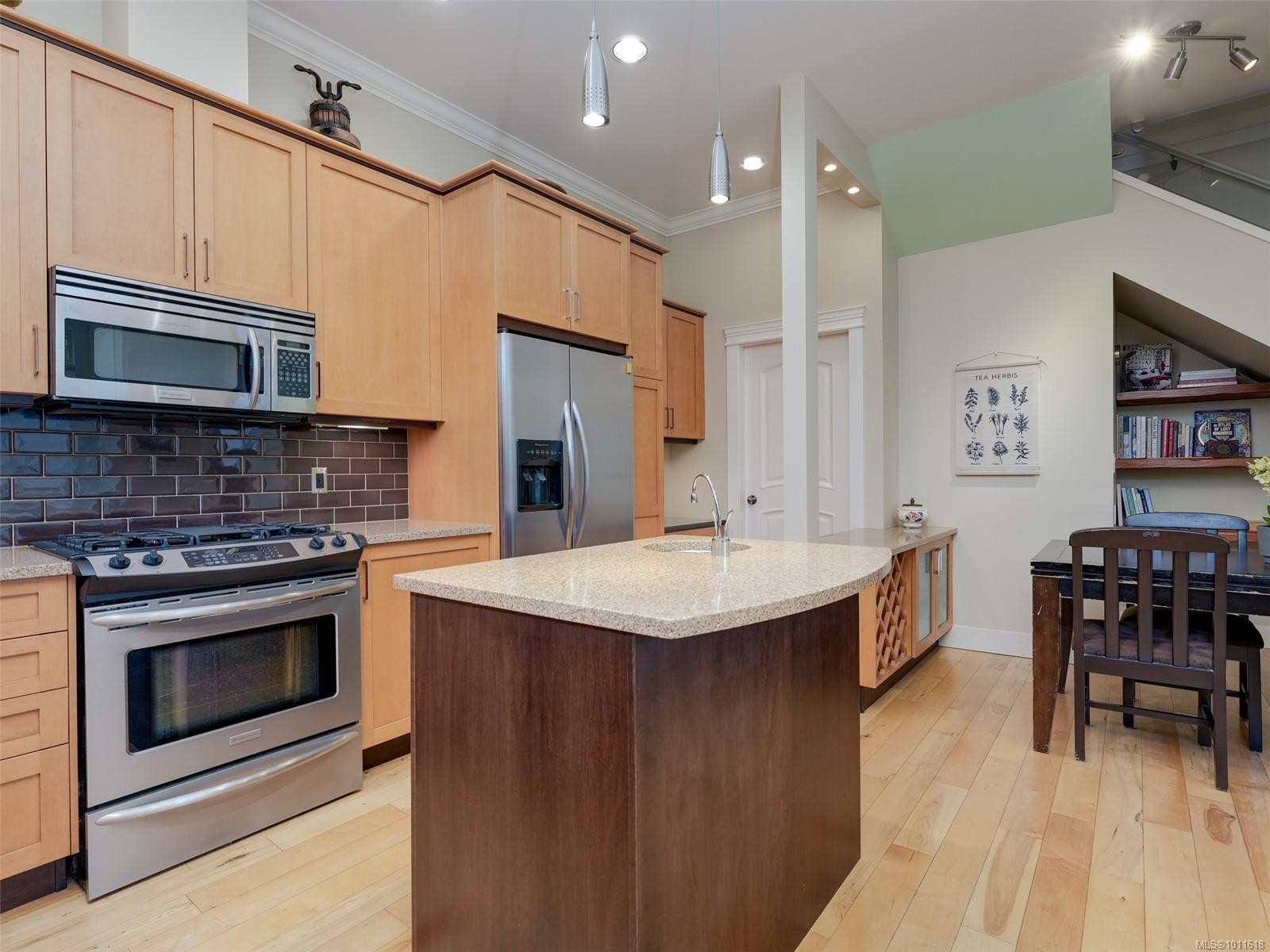 









209


Superior

St, 4,
Victoria,




BC
V8V 1T4

