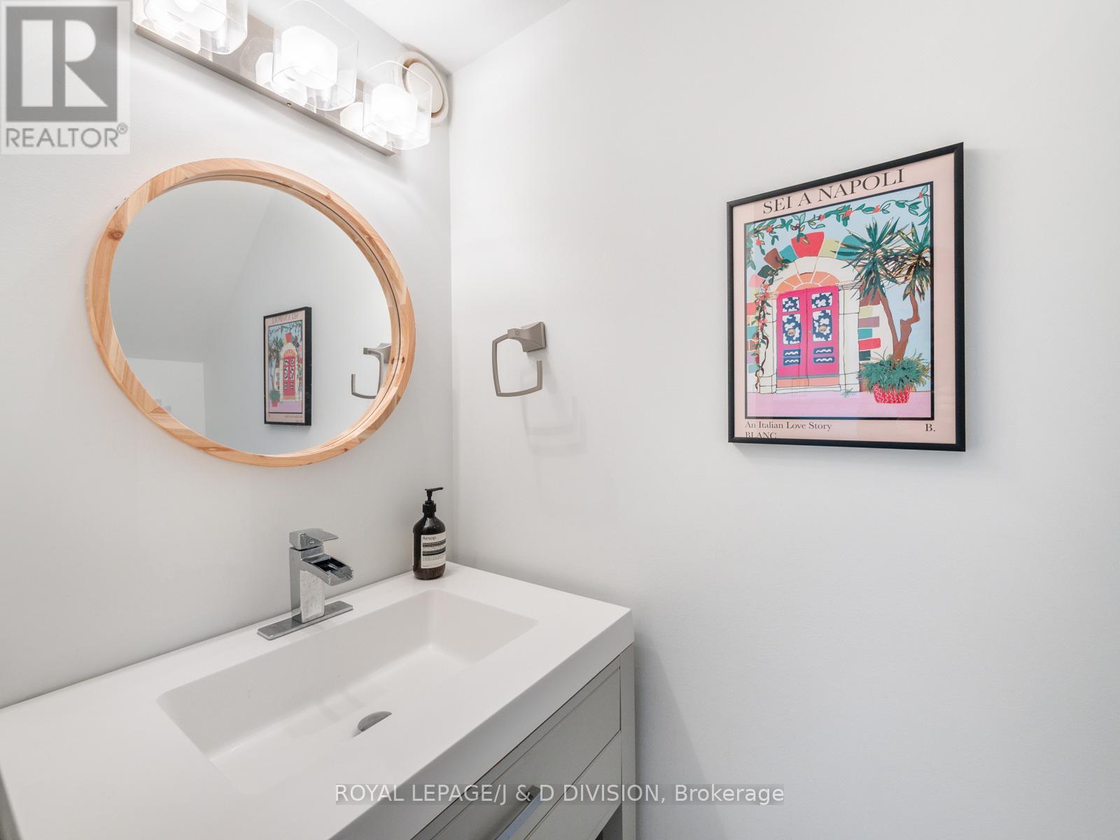 












308 - 77 LOMBARD STREET

,
Toronto,




Ontario
M5C3E1

