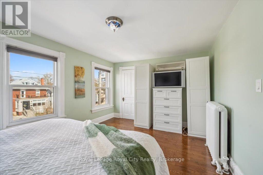 












572 WOOLWICH STREET

,
Guelph (Exhibition Park),




Ontario
N1H3Y2

