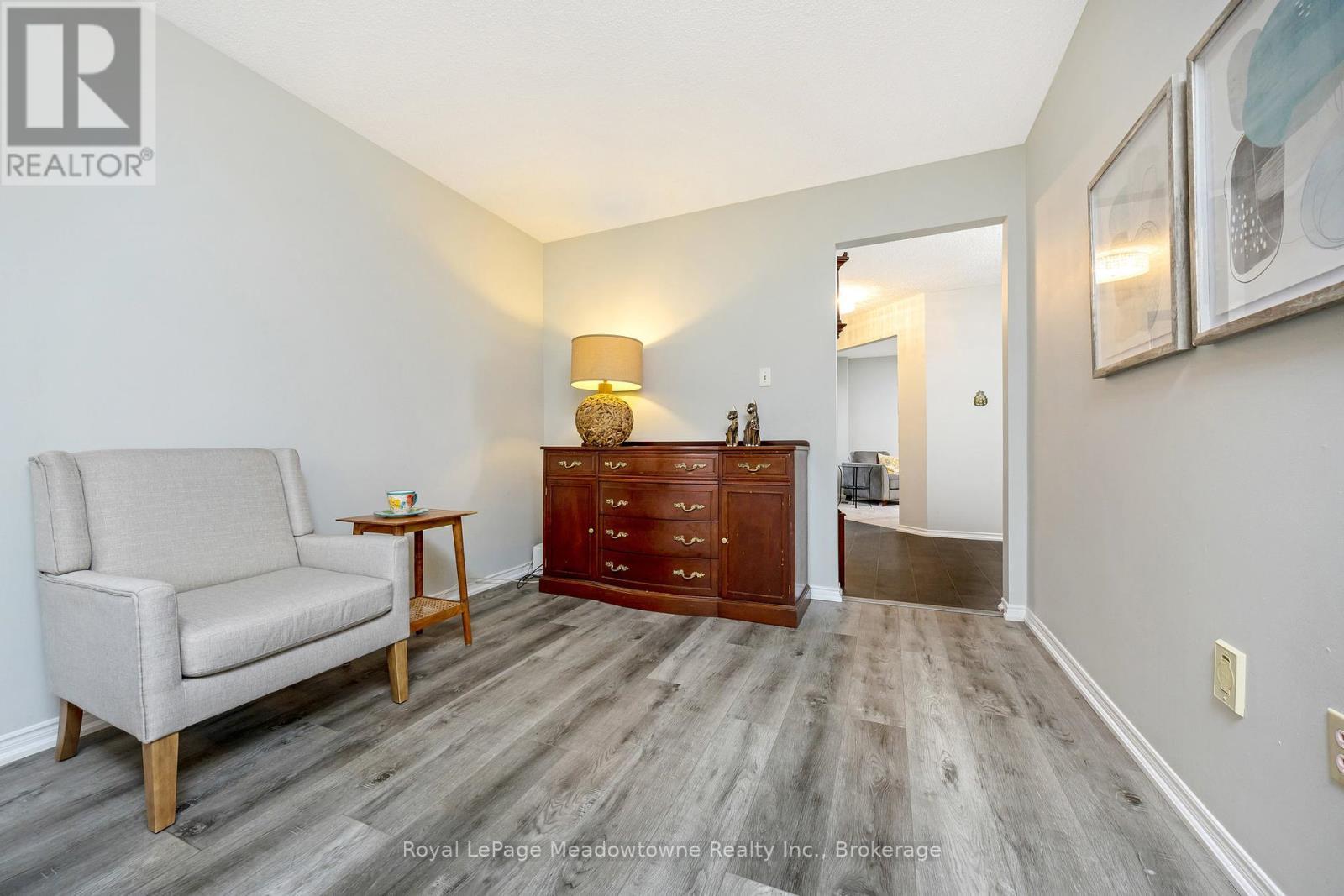 












6 - 500 SILVERTHORNE CRESCENT

,
Mississauga (Hurontario),




Ontario
L5R1W3

