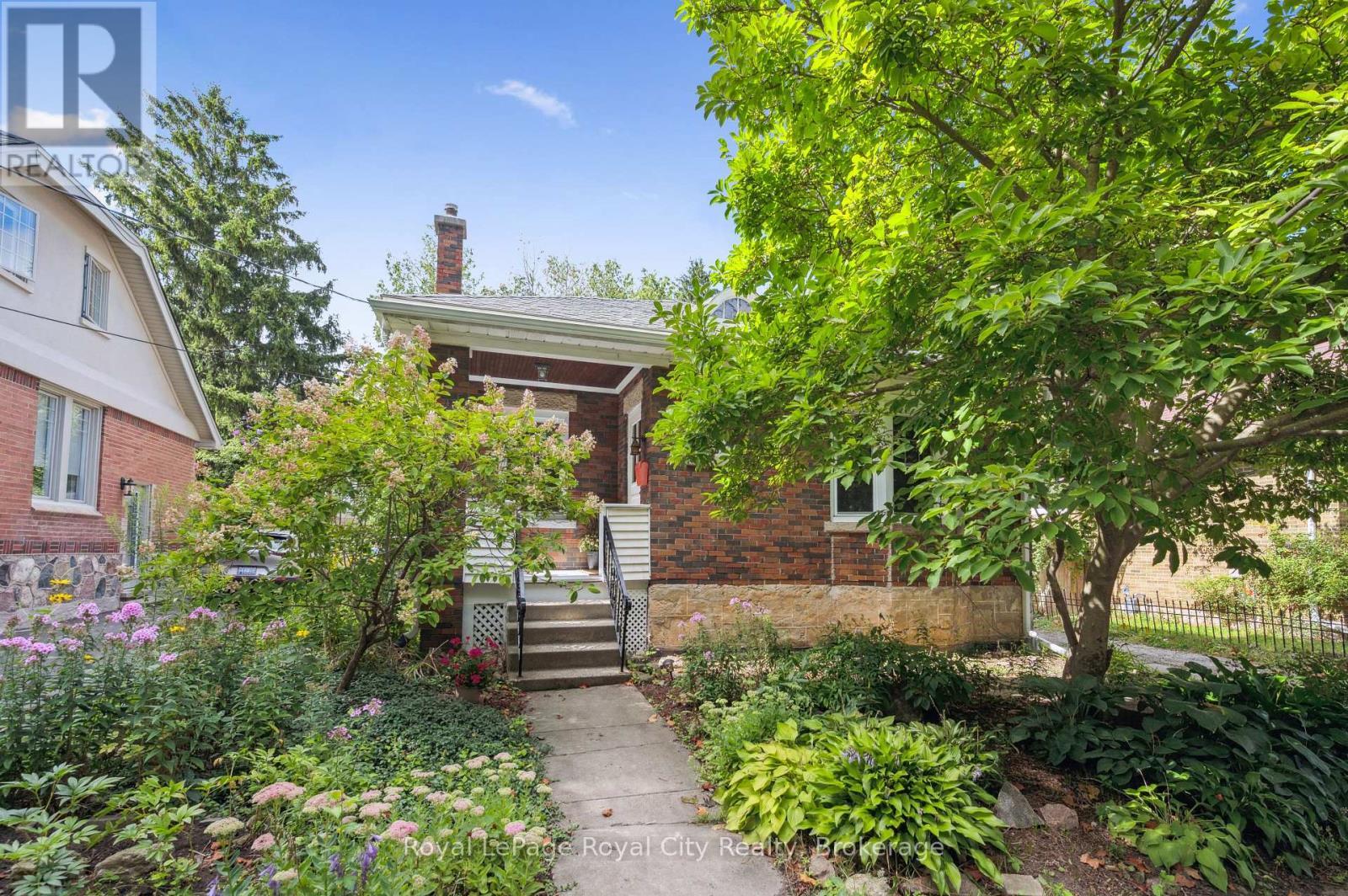












21 JAMES STREET W

,
Guelph (Dovercliffe Park/Old University),




Ontario
N1G1E3

