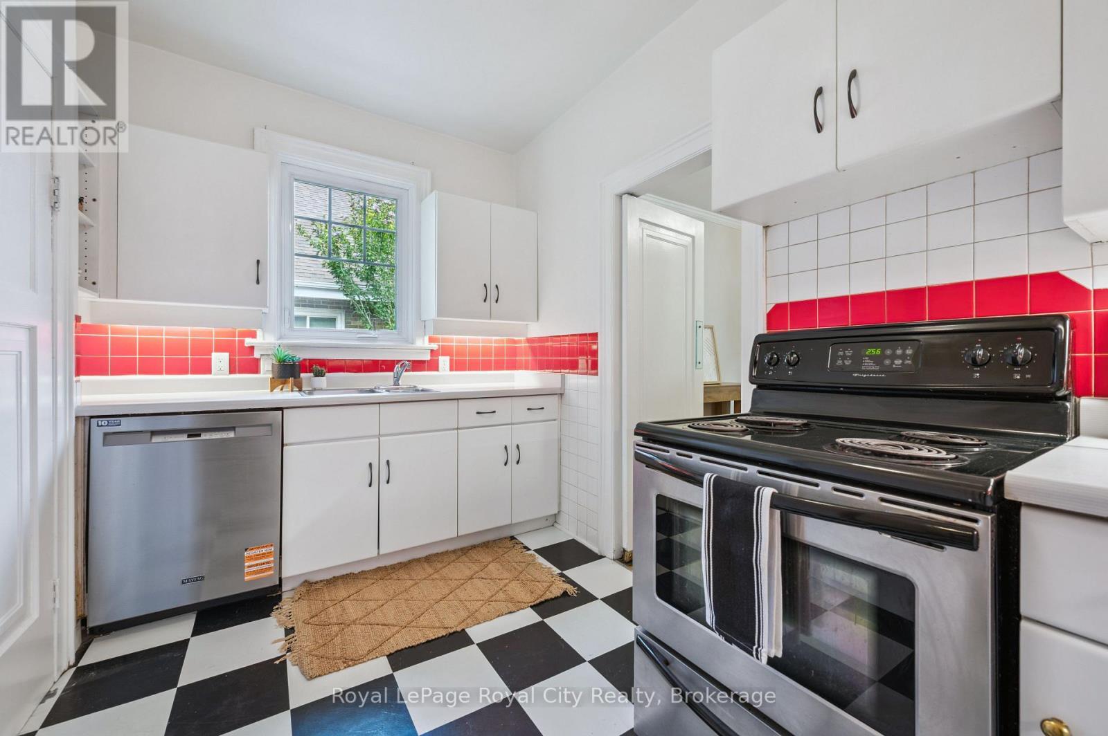 












21 JAMES STREET W

,
Guelph (Dovercliffe Park/Old University),




Ontario
N1G1E3

