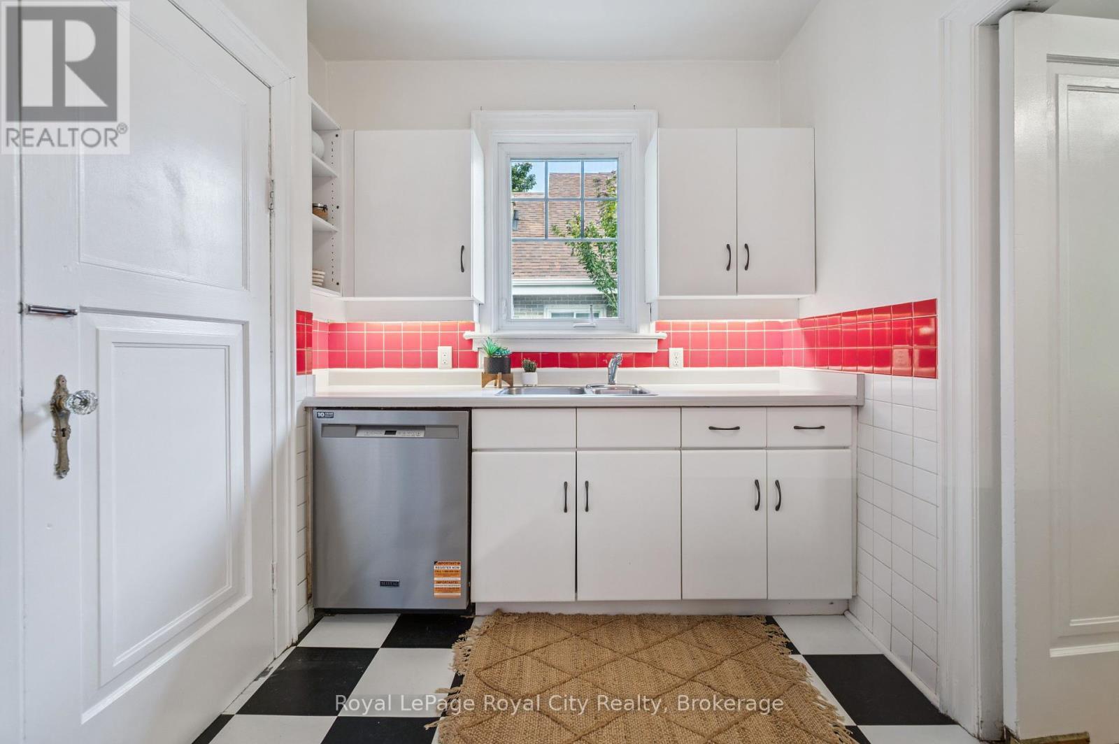 












21 JAMES STREET W

,
Guelph (Dovercliffe Park/Old University),




Ontario
N1G1E3

