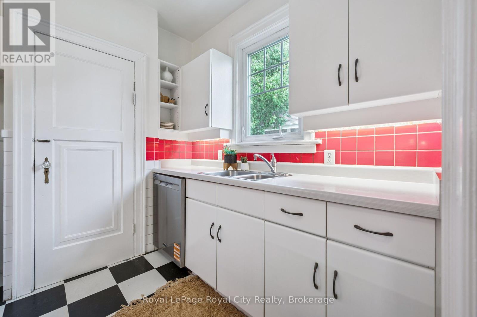 












21 JAMES STREET W

,
Guelph (Dovercliffe Park/Old University),




Ontario
N1G1E3

