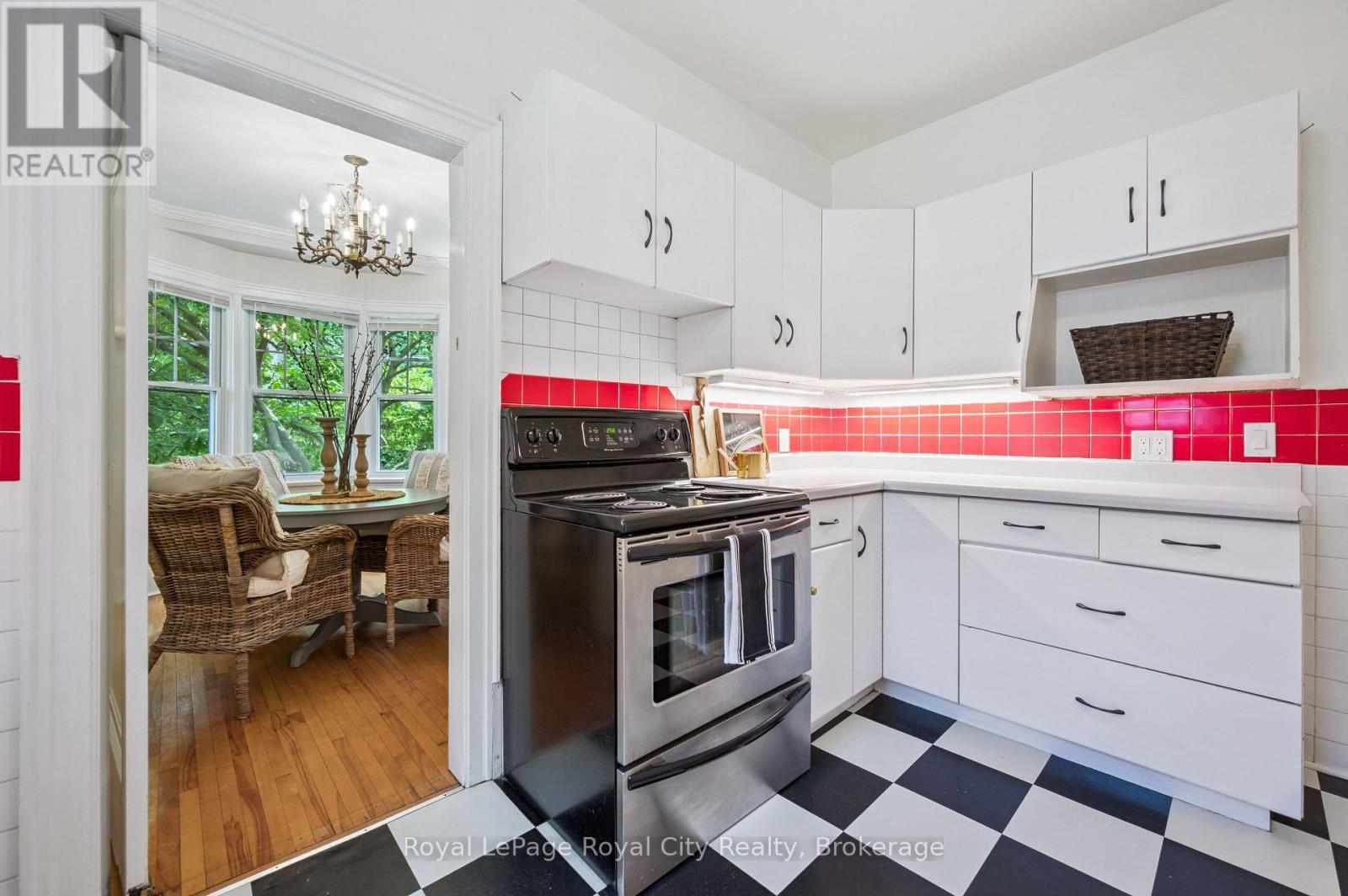 












21 JAMES STREET W

,
Guelph (Dovercliffe Park/Old University),




Ontario
N1G1E3

