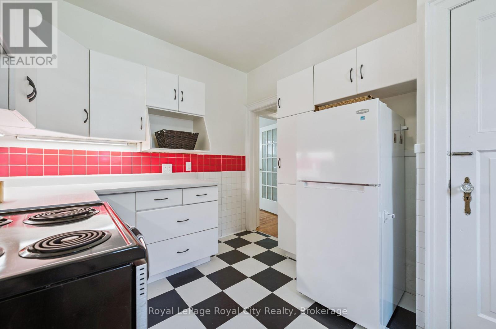 












21 JAMES STREET W

,
Guelph (Dovercliffe Park/Old University),




Ontario
N1G1E3


