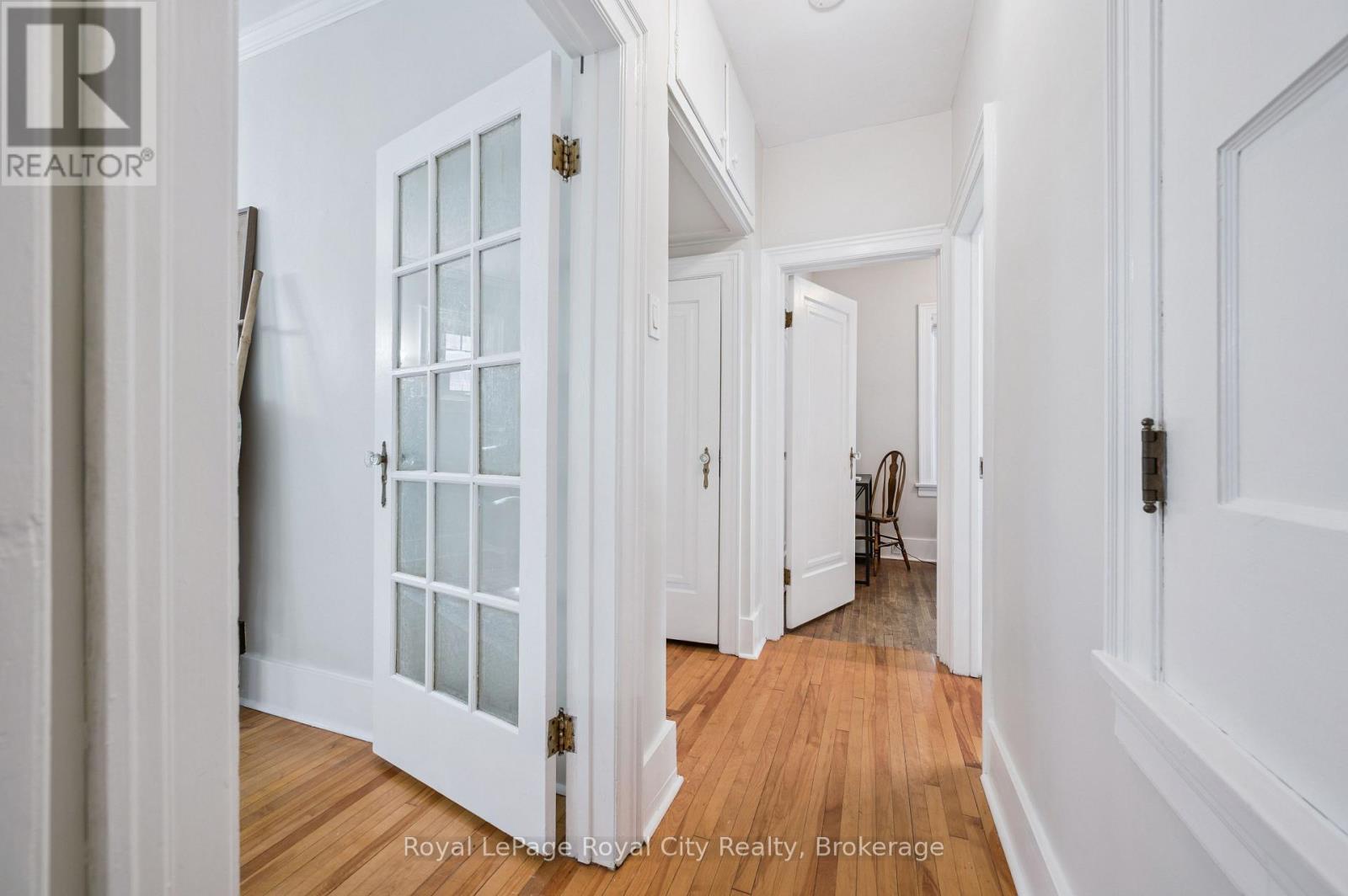 












21 JAMES STREET W

,
Guelph (Dovercliffe Park/Old University),




Ontario
N1G1E3

