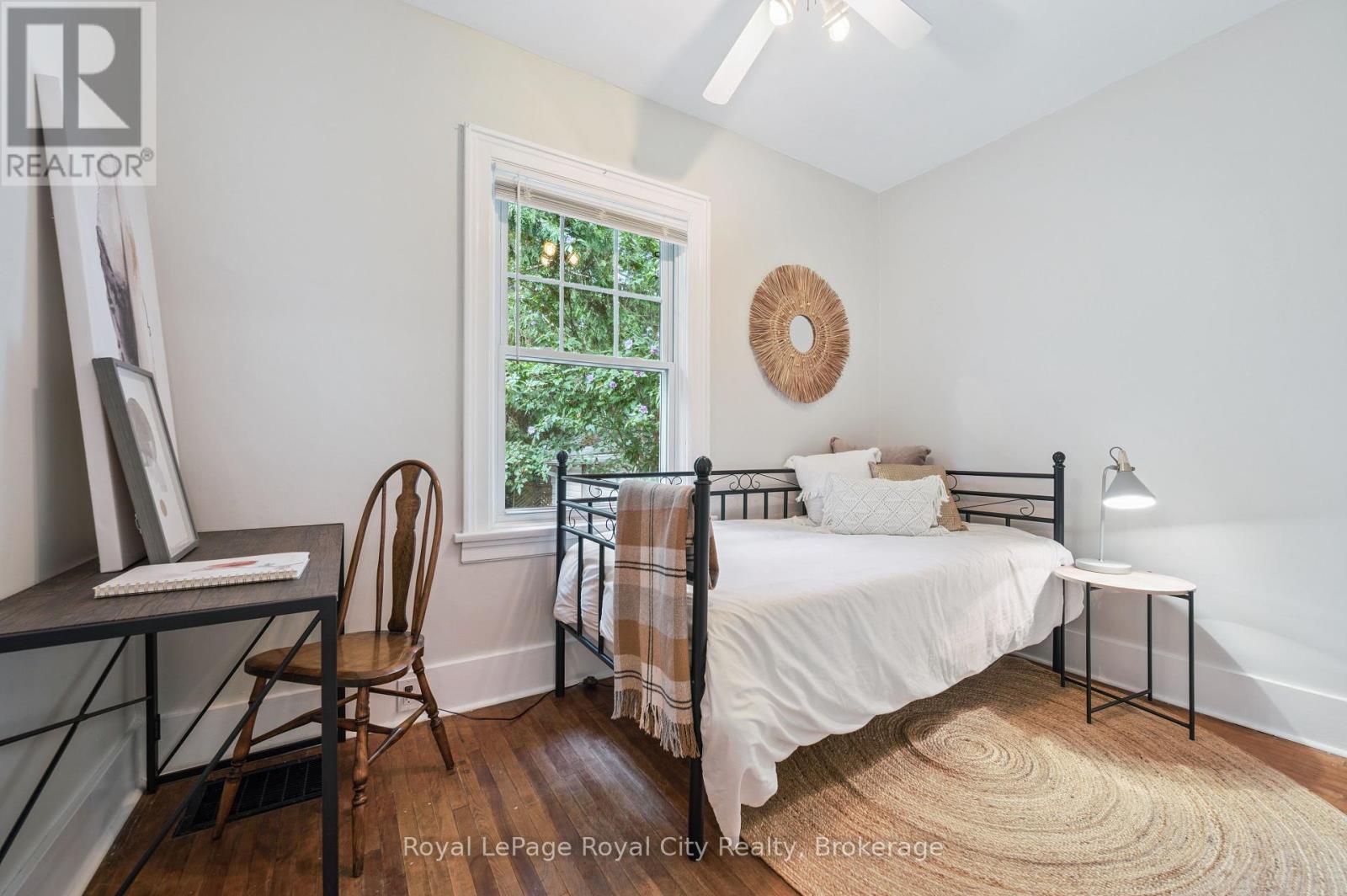 












21 JAMES STREET W

,
Guelph (Dovercliffe Park/Old University),




Ontario
N1G1E3

