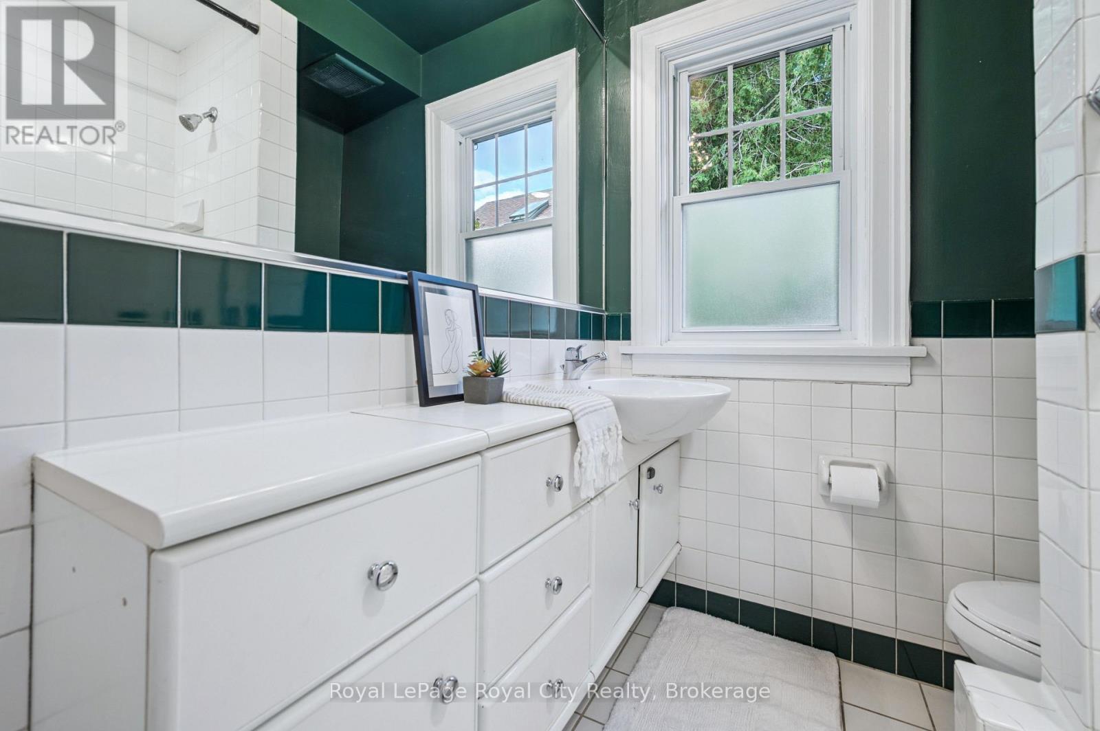 












21 JAMES STREET W

,
Guelph (Dovercliffe Park/Old University),




Ontario
N1G1E3

