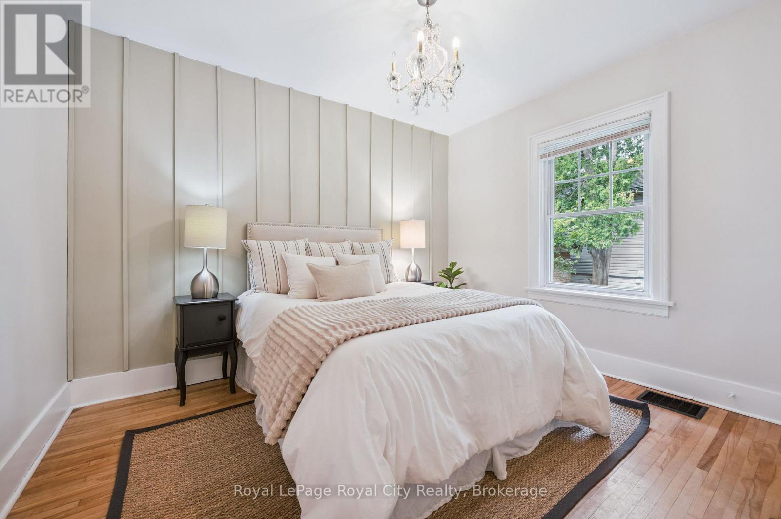 












21 JAMES STREET W

,
Guelph (Dovercliffe Park/Old University),




Ontario
N1G1E3

