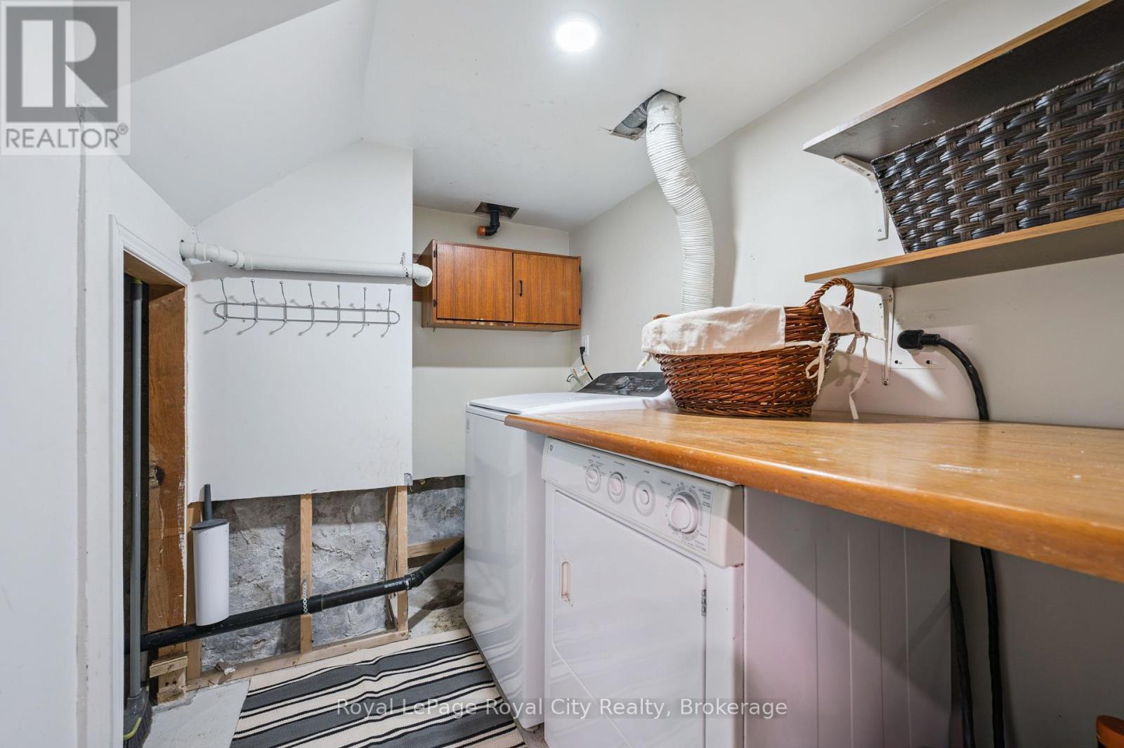 












21 JAMES STREET W

,
Guelph (Dovercliffe Park/Old University),




Ontario
N1G1E3

