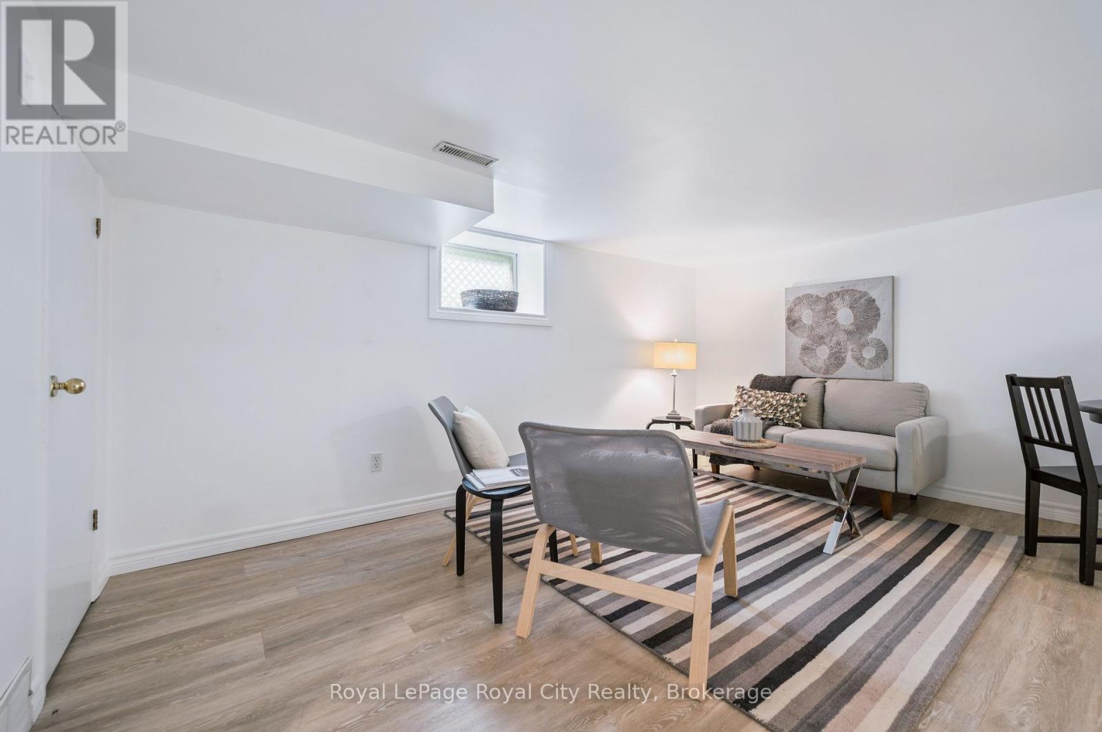 












21 JAMES STREET W

,
Guelph (Dovercliffe Park/Old University),




Ontario
N1G1E3


