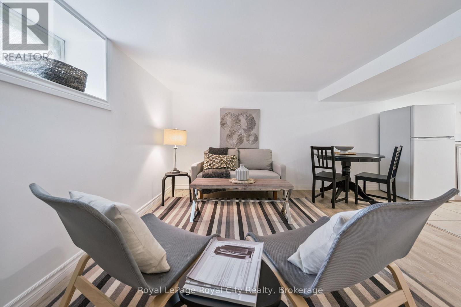 












21 JAMES STREET W

,
Guelph (Dovercliffe Park/Old University),




Ontario
N1G1E3

