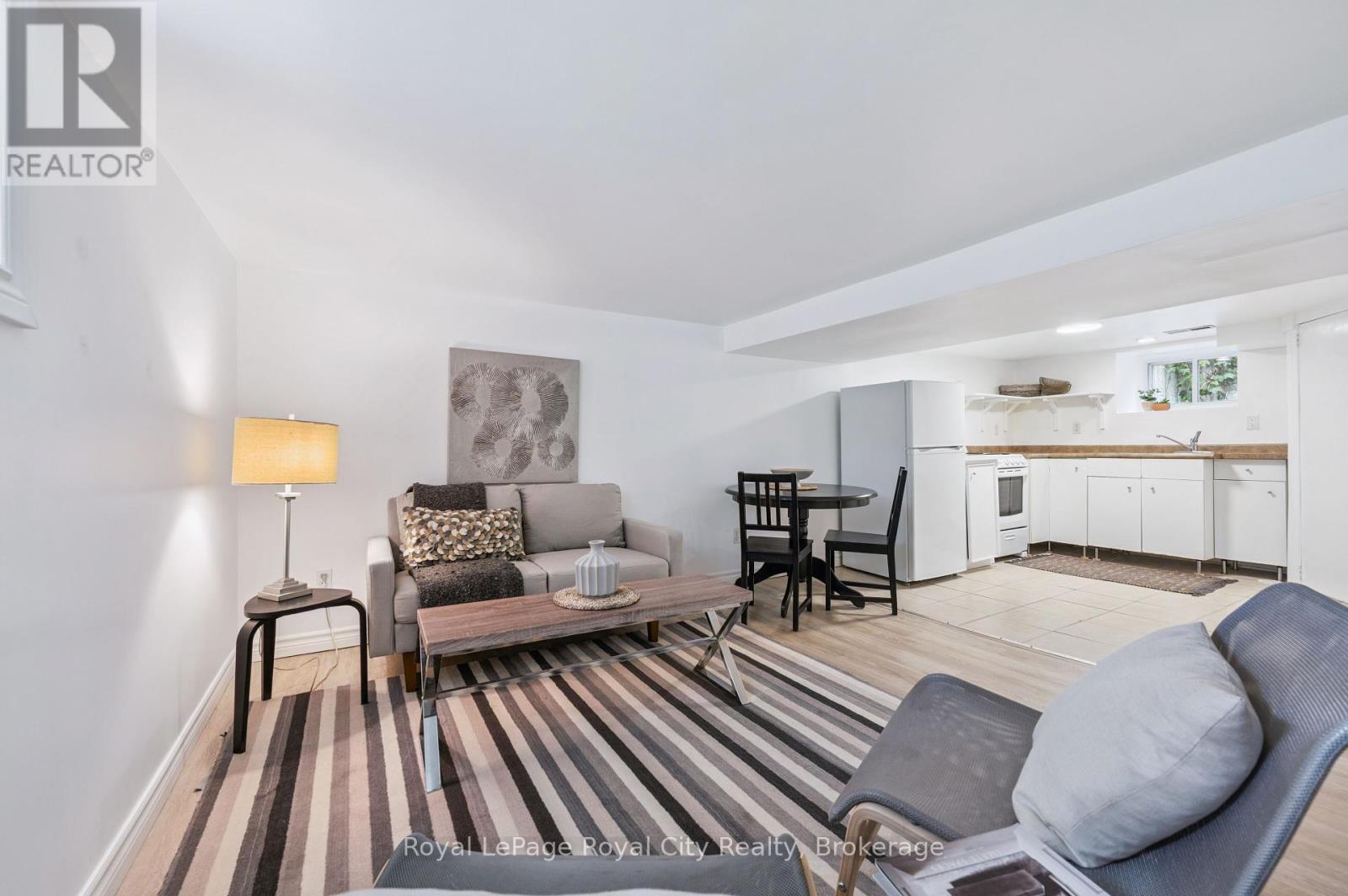 












21 JAMES STREET W

,
Guelph (Dovercliffe Park/Old University),




Ontario
N1G1E3

