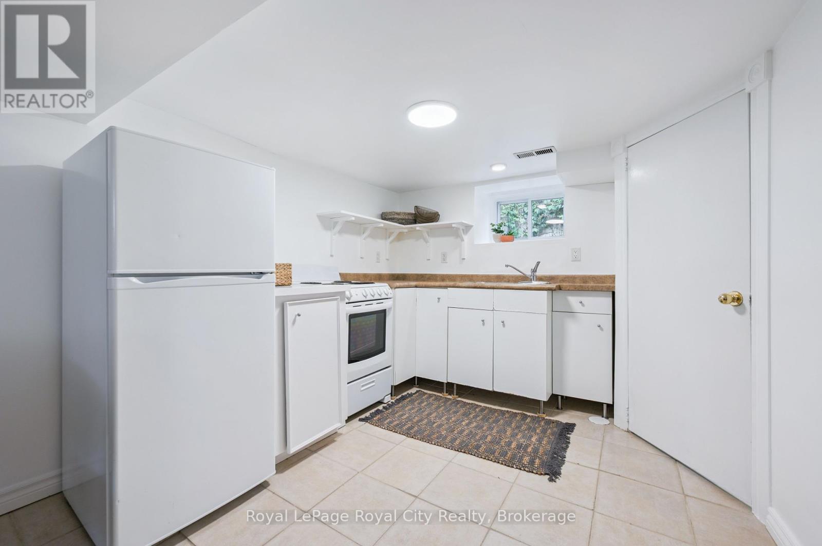 












21 JAMES STREET W

,
Guelph (Dovercliffe Park/Old University),




Ontario
N1G1E3

