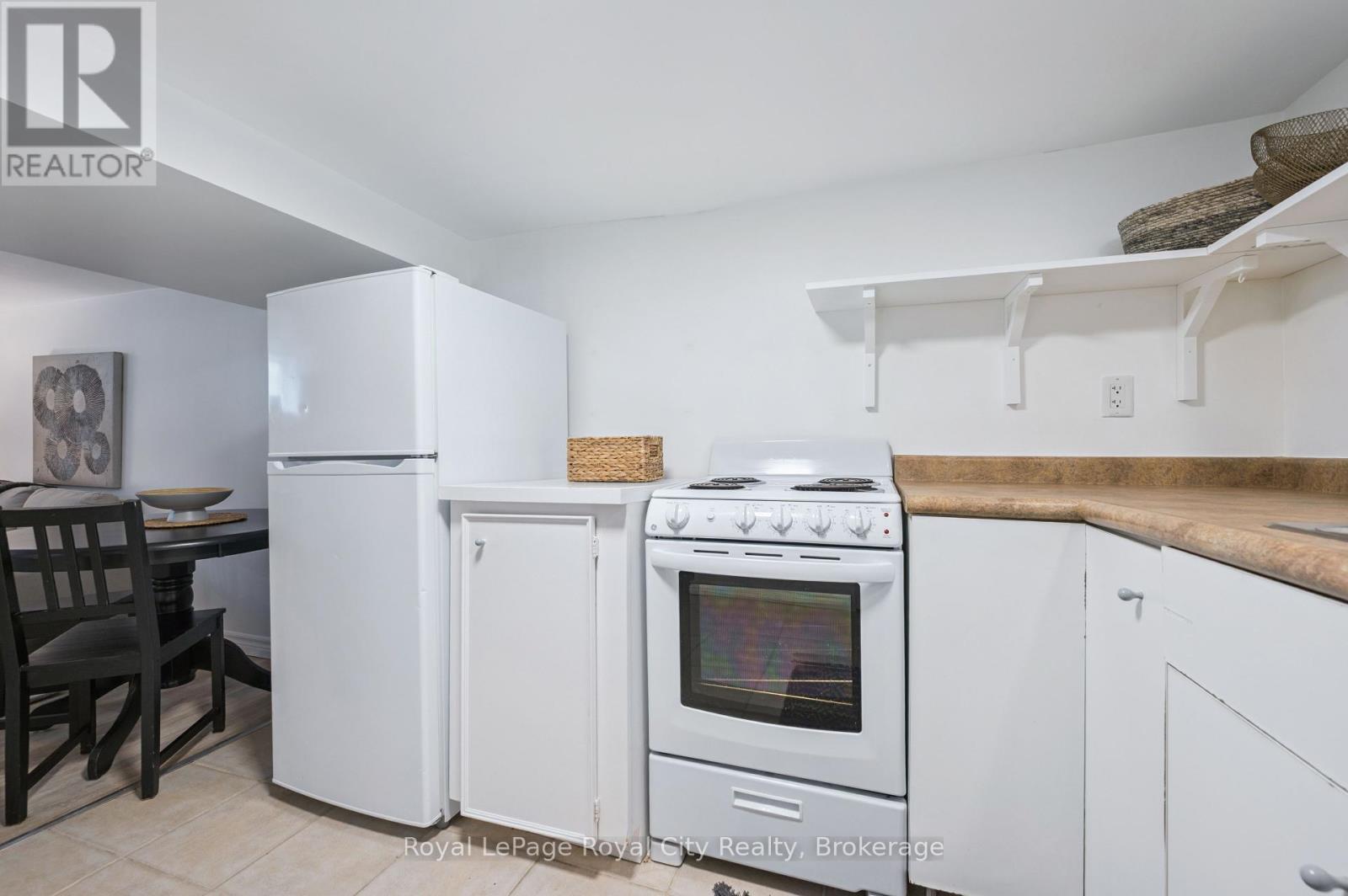 












21 JAMES STREET W

,
Guelph (Dovercliffe Park/Old University),




Ontario
N1G1E3

