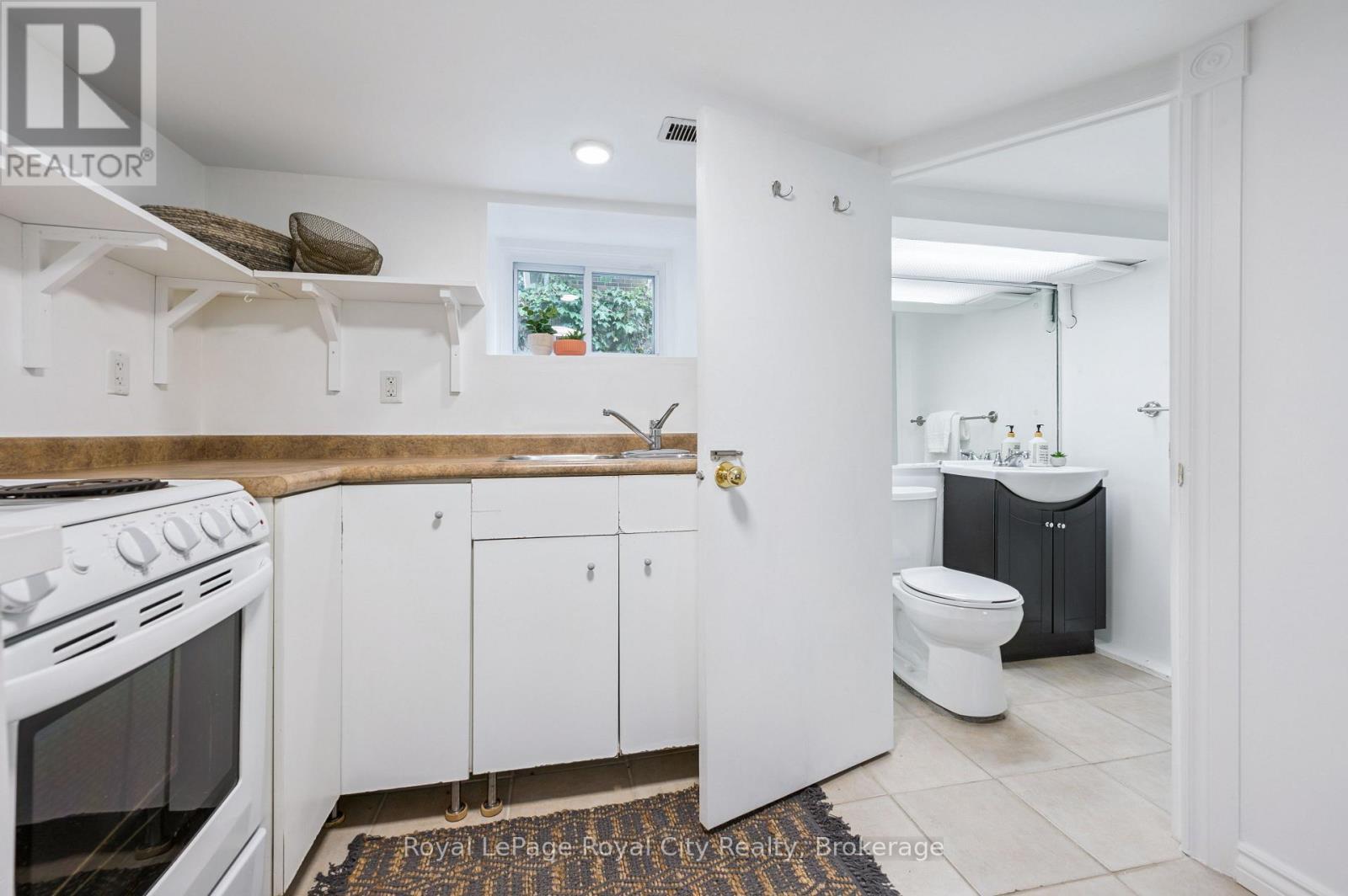 












21 JAMES STREET W

,
Guelph (Dovercliffe Park/Old University),




Ontario
N1G1E3

