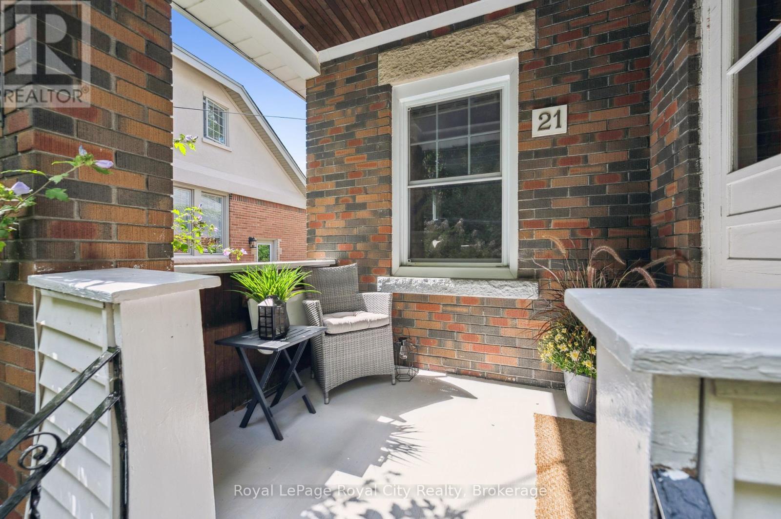












21 JAMES STREET W

,
Guelph (Dovercliffe Park/Old University),




Ontario
N1G1E3

