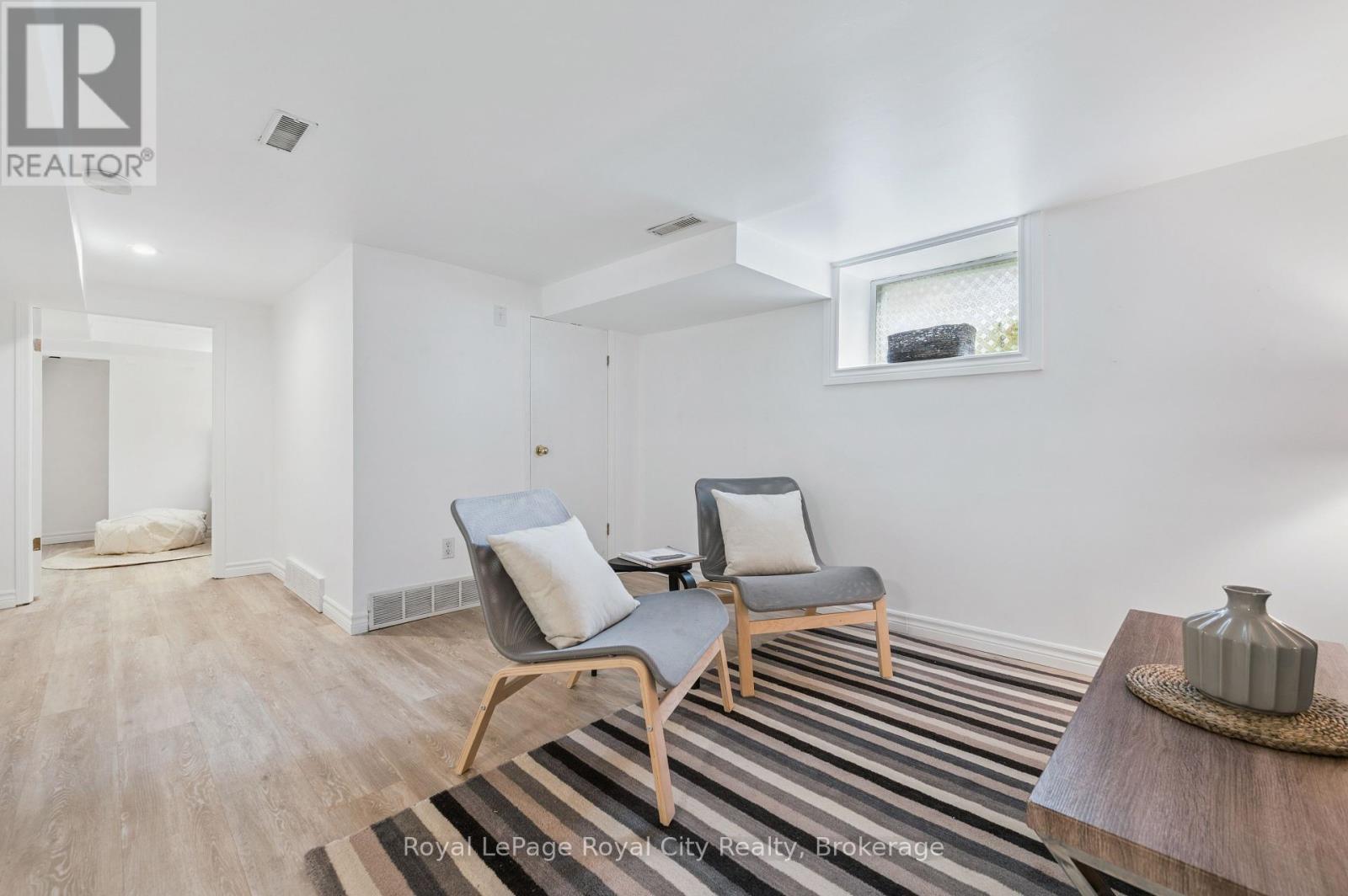 












21 JAMES STREET W

,
Guelph (Dovercliffe Park/Old University),




Ontario
N1G1E3

