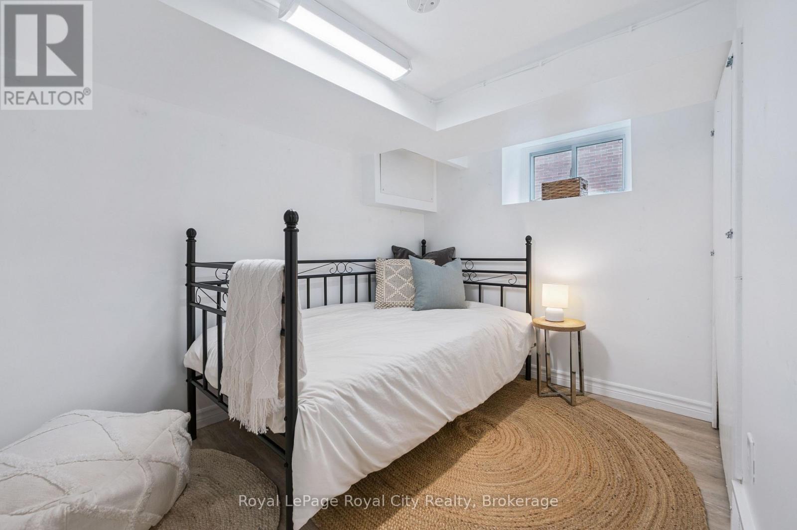 












21 JAMES STREET W

,
Guelph (Dovercliffe Park/Old University),




Ontario
N1G1E3

