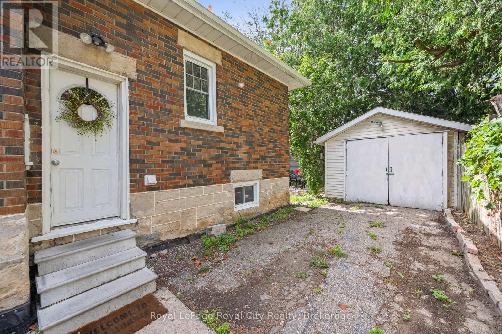 












21 JAMES STREET W

,
Guelph (Dovercliffe Park/Old University),




Ontario
N1G1E3

