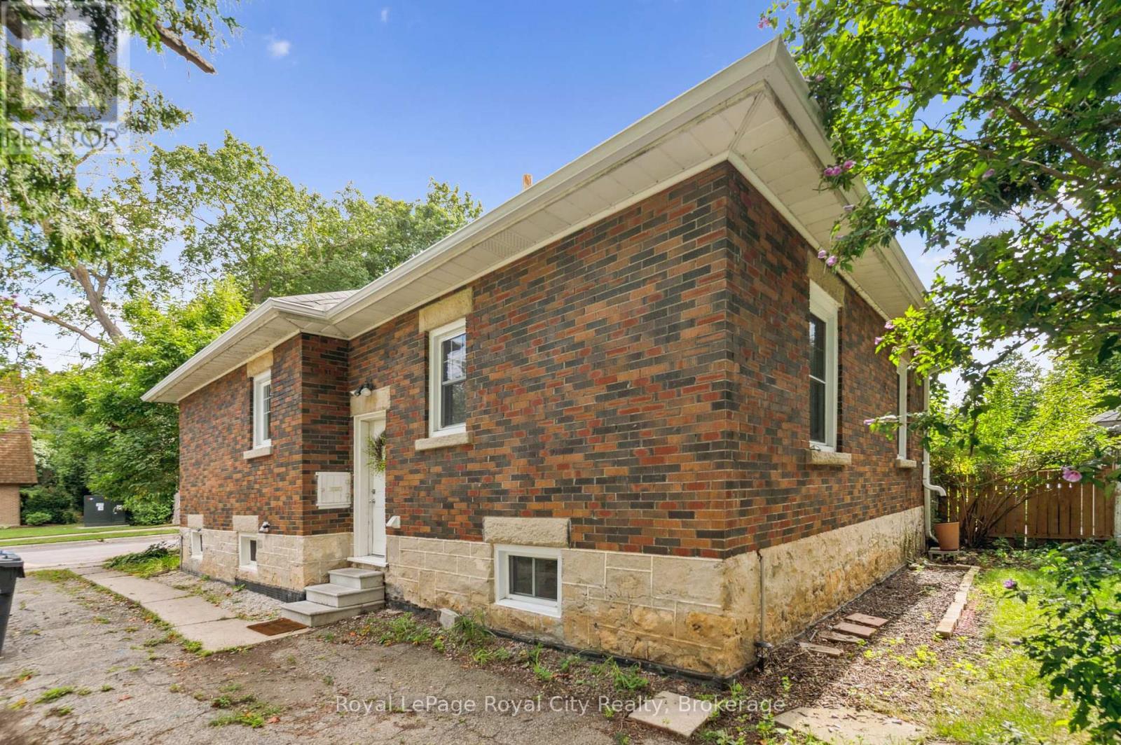 












21 JAMES STREET W

,
Guelph (Dovercliffe Park/Old University),




Ontario
N1G1E3

