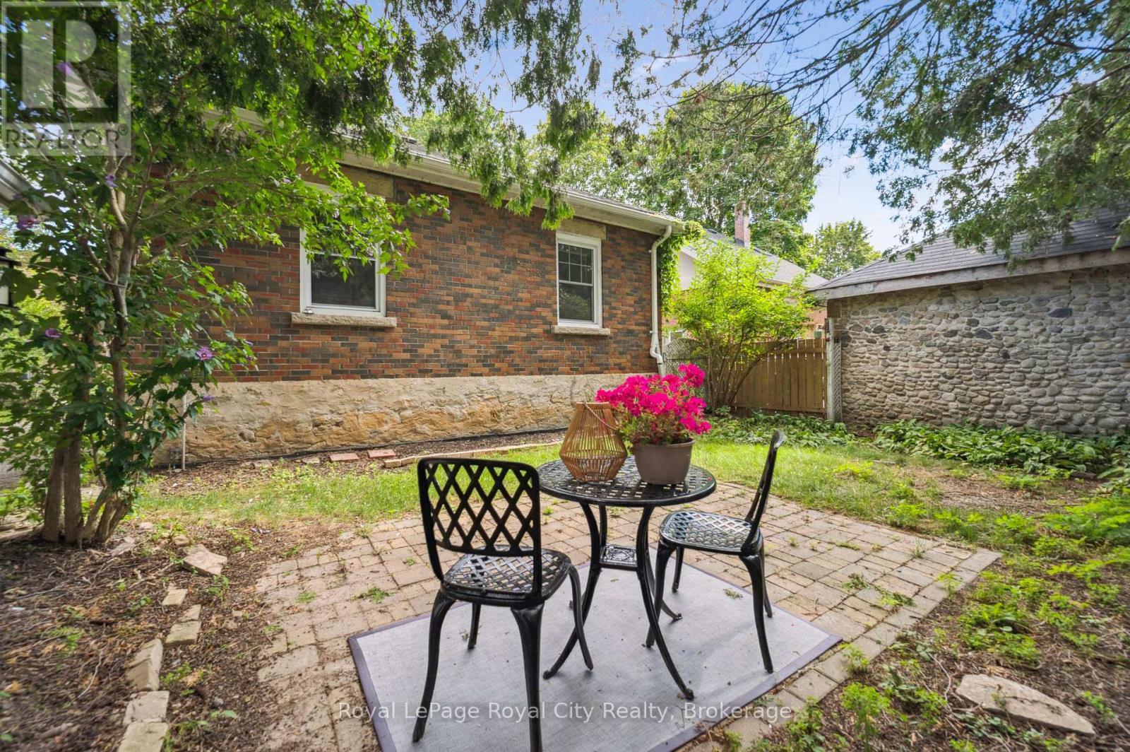 












21 JAMES STREET W

,
Guelph (Dovercliffe Park/Old University),




Ontario
N1G1E3

