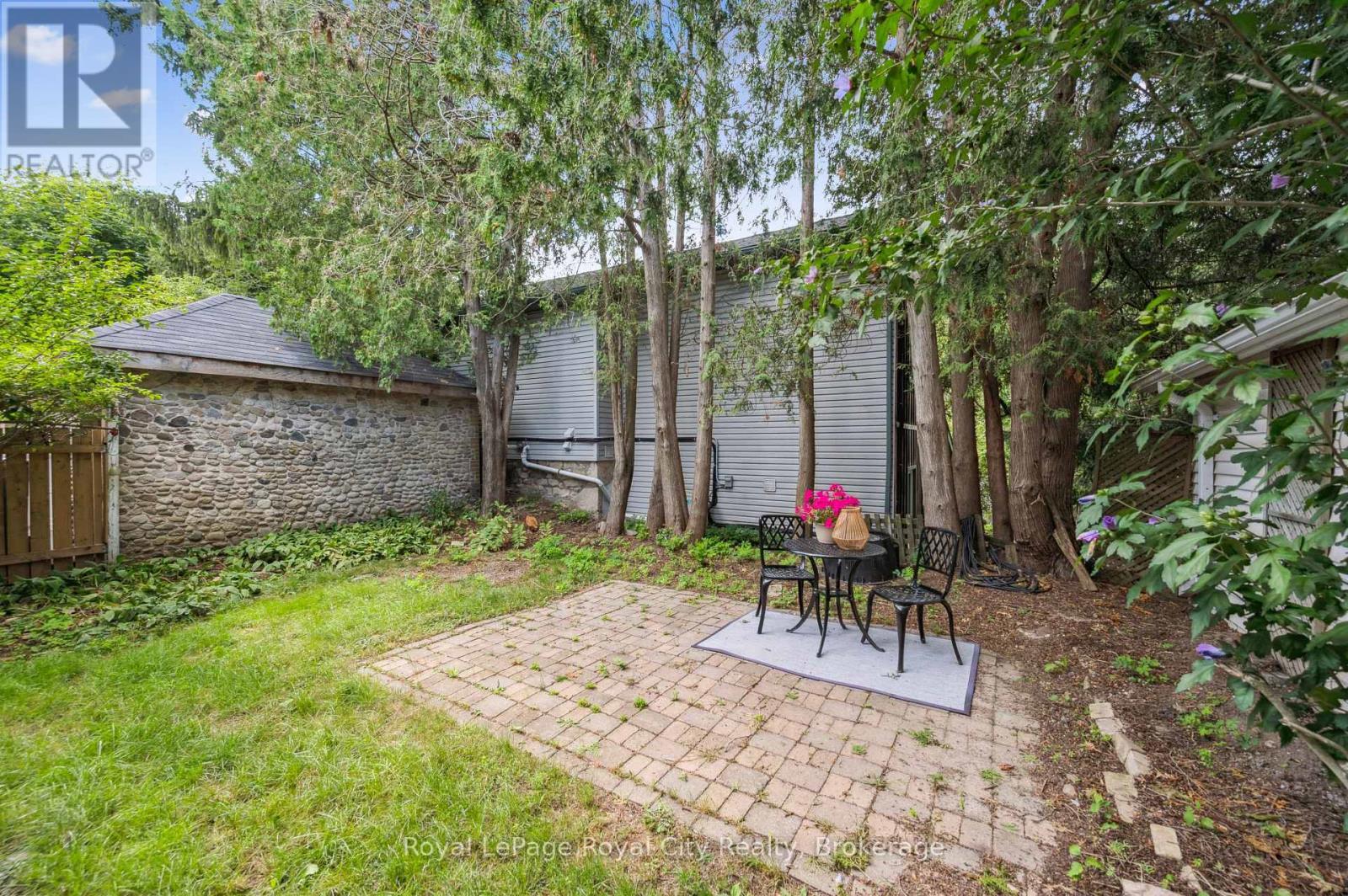 












21 JAMES STREET W

,
Guelph (Dovercliffe Park/Old University),




Ontario
N1G1E3

