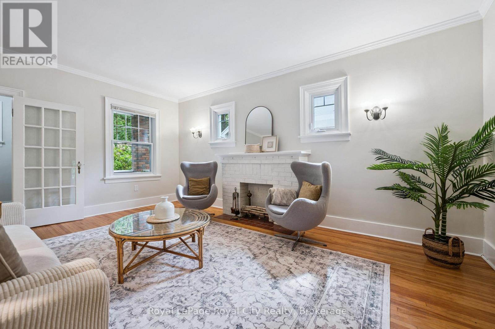 












21 JAMES STREET W

,
Guelph (Dovercliffe Park/Old University),




Ontario
N1G1E3

