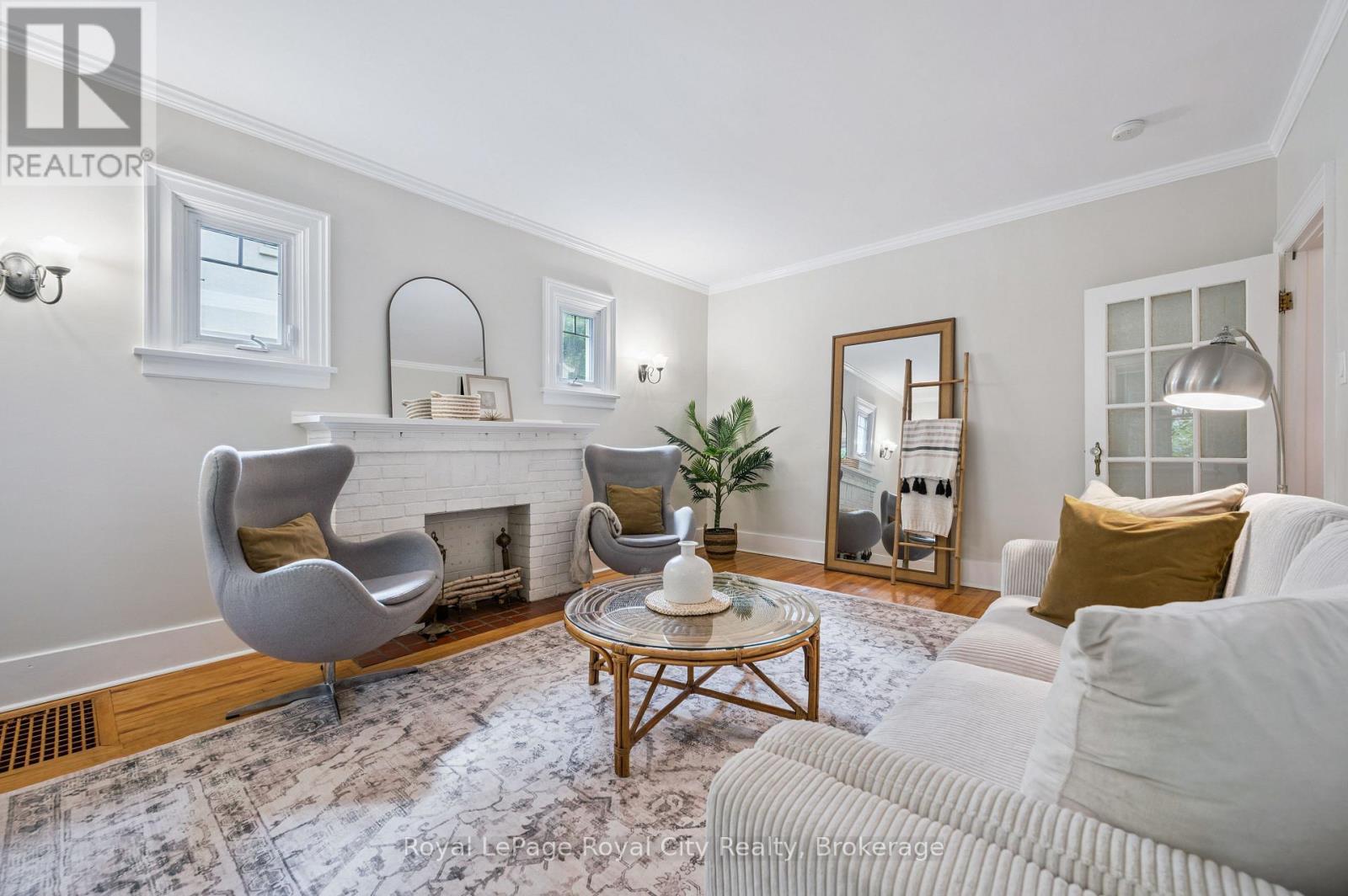 












21 JAMES STREET W

,
Guelph (Dovercliffe Park/Old University),




Ontario
N1G1E3

