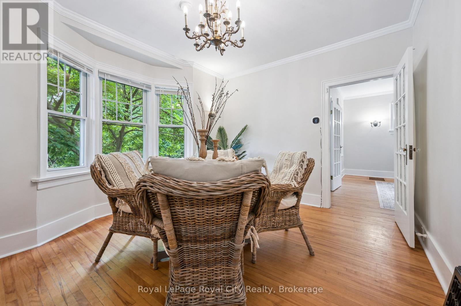 












21 JAMES STREET W

,
Guelph (Dovercliffe Park/Old University),




Ontario
N1G1E3

