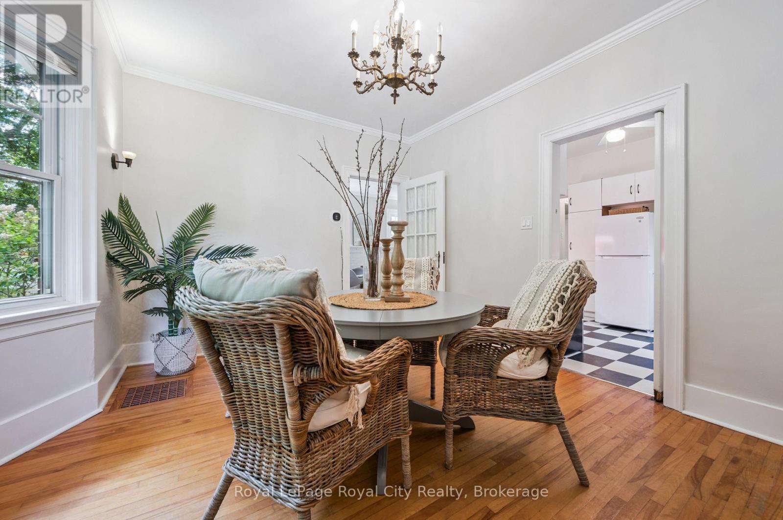 












21 JAMES STREET W

,
Guelph (Dovercliffe Park/Old University),




Ontario
N1G1E3

