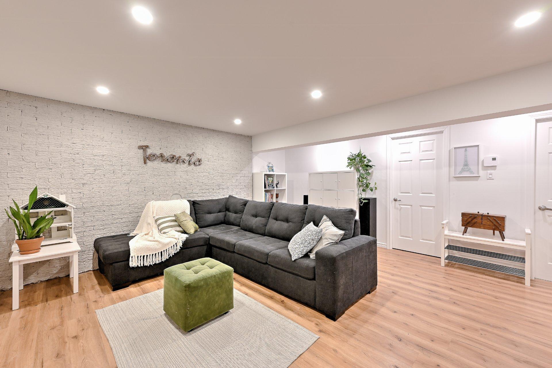 









1185


Rue Théberge

,
Brossard,




QC
J4W2N2

